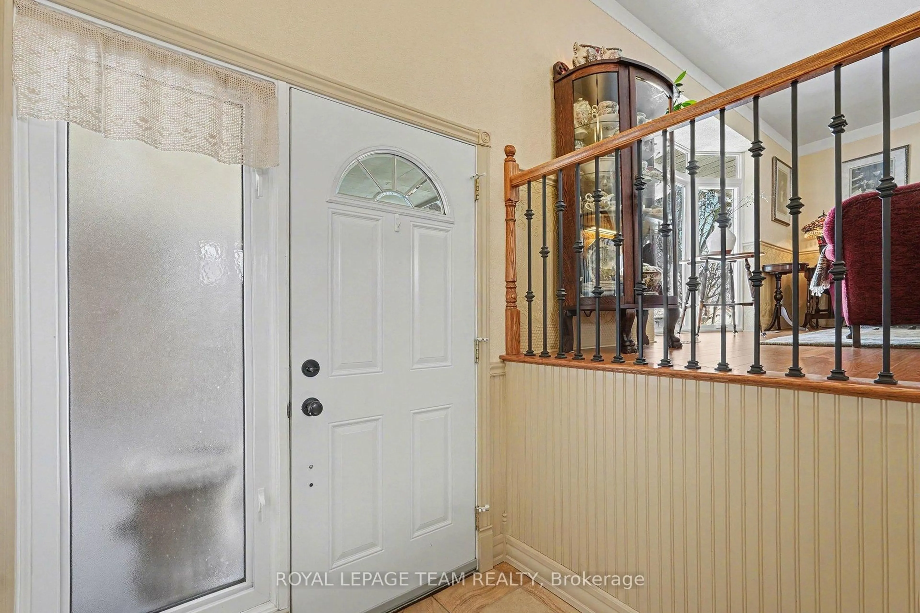 Indoor entryway for 504 Clothier St, North Grenville Ontario K0G 1J0