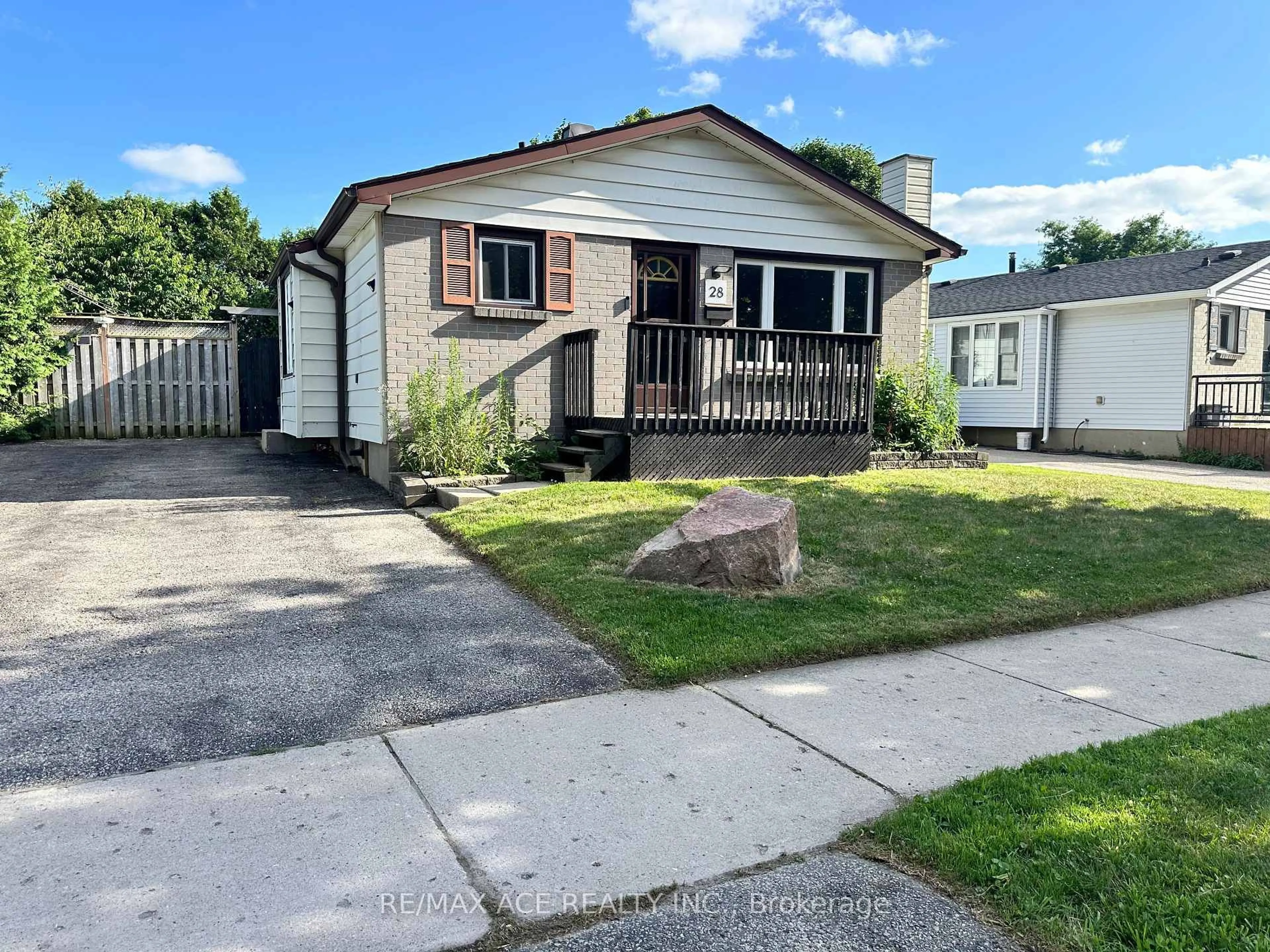 A pic from outside/outdoor area/front of a property/back of a property/a pic from drone, street for 28 Bridlington Rd, London South Ontario N6E 1X4