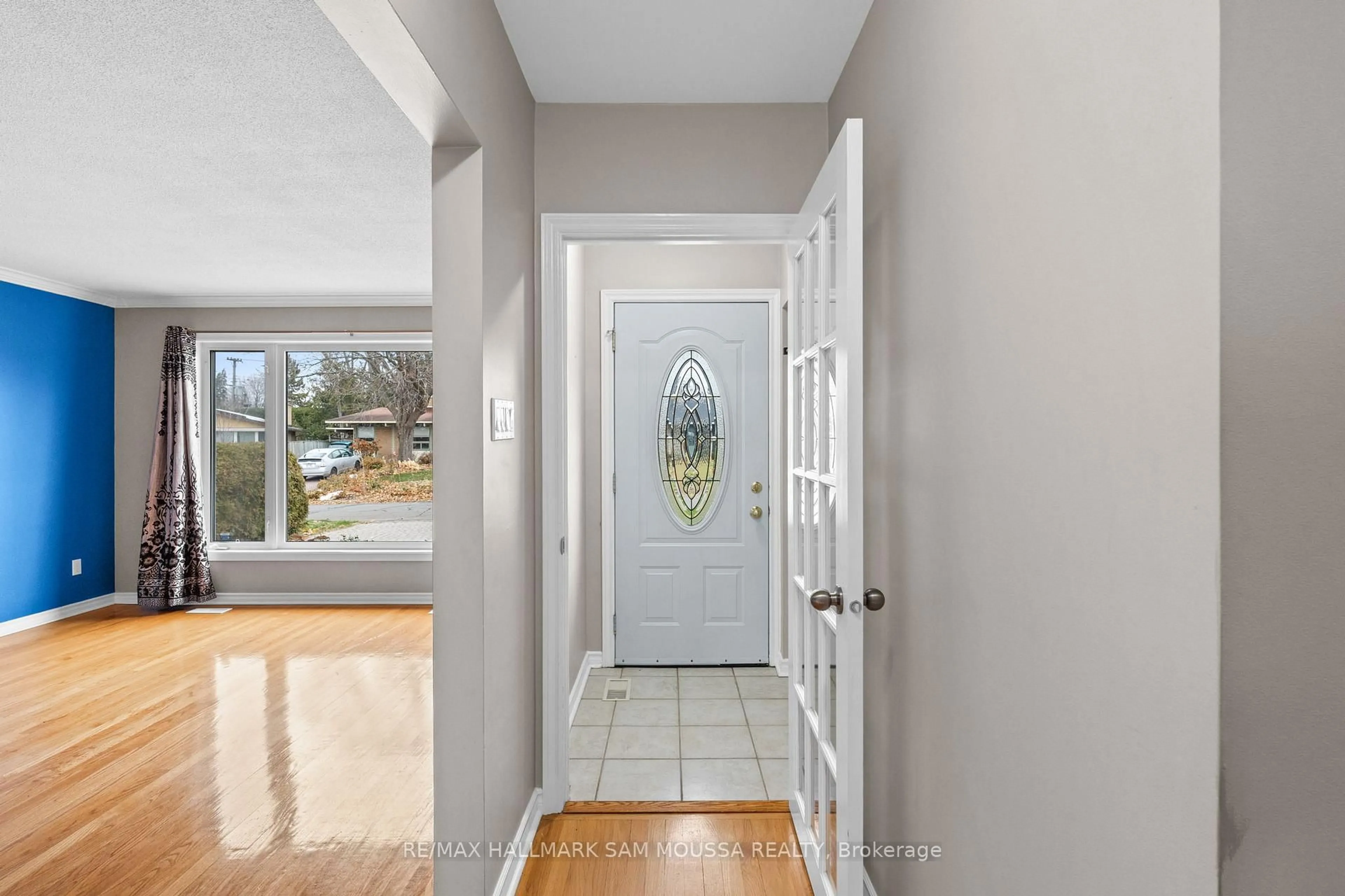 Indoor entryway for 1208 Stanton Rd, Ottawa Ontario K2C 3E2