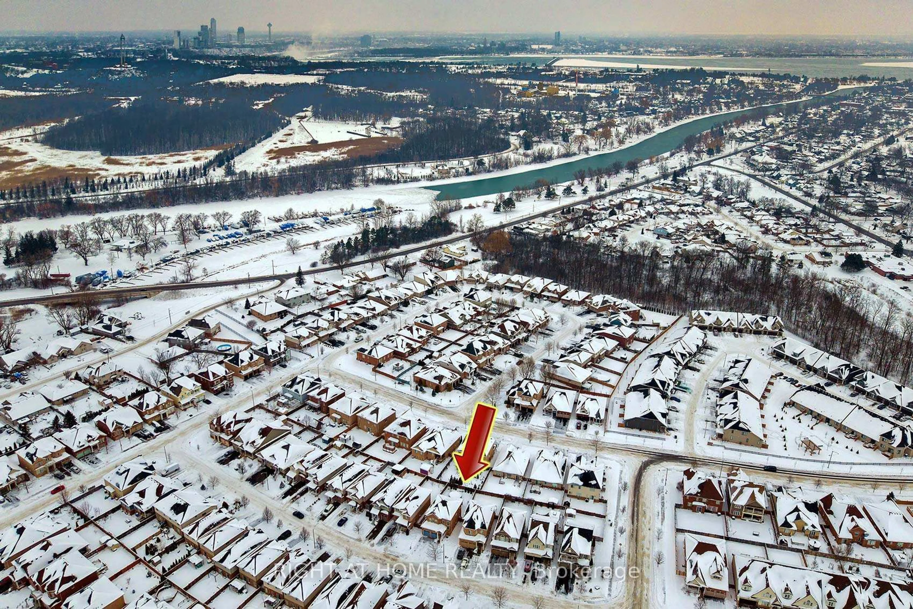 A pic from outside/outdoor area/front of a property/back of a property/a pic from drone, street for 4437 Saw Mill Dr, Niagara Falls Ontario L2G 0A4