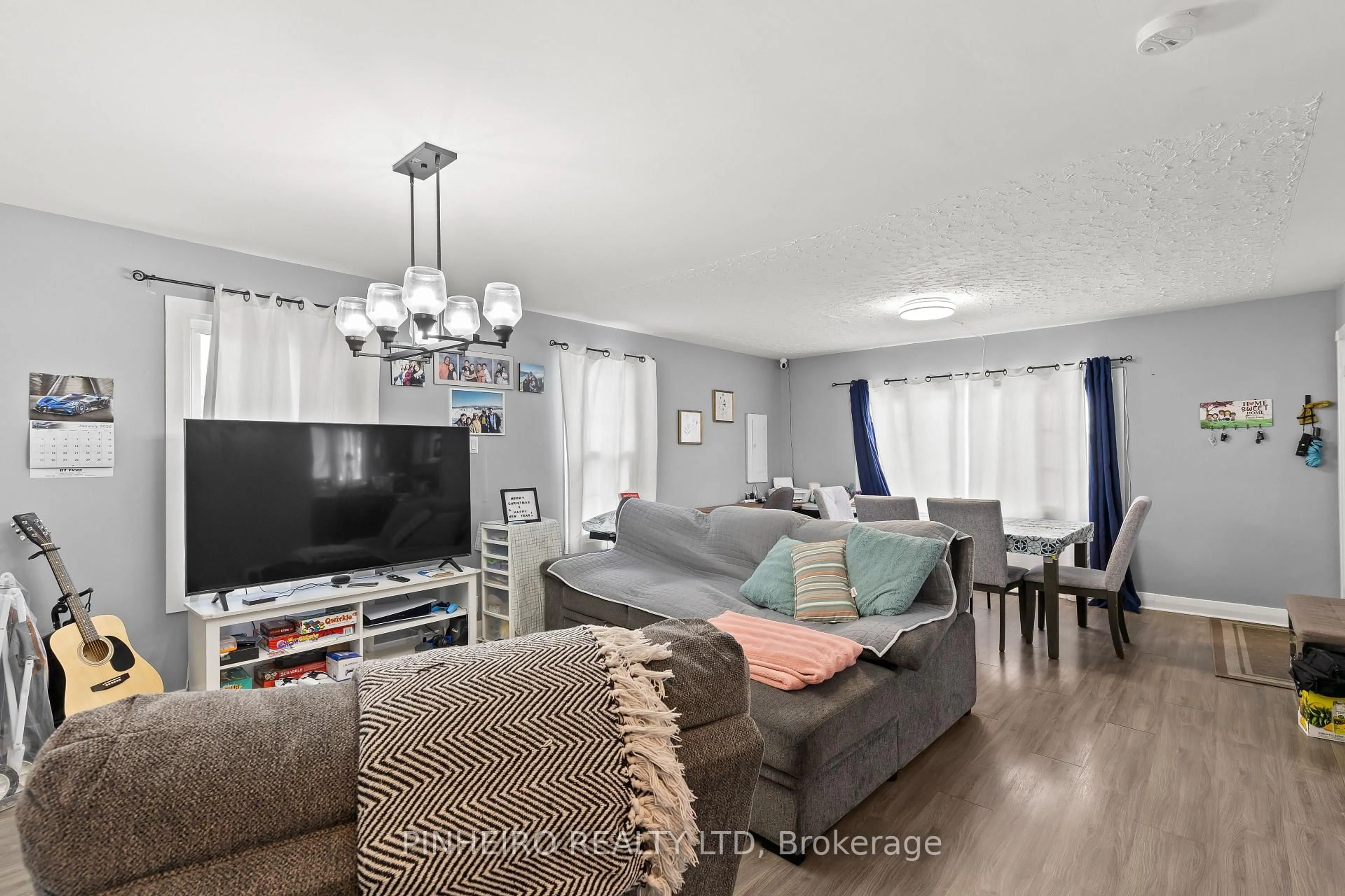 Living room with furniture, wood/laminate floor for 86 Giles St, London East Ontario N5Z 2V6