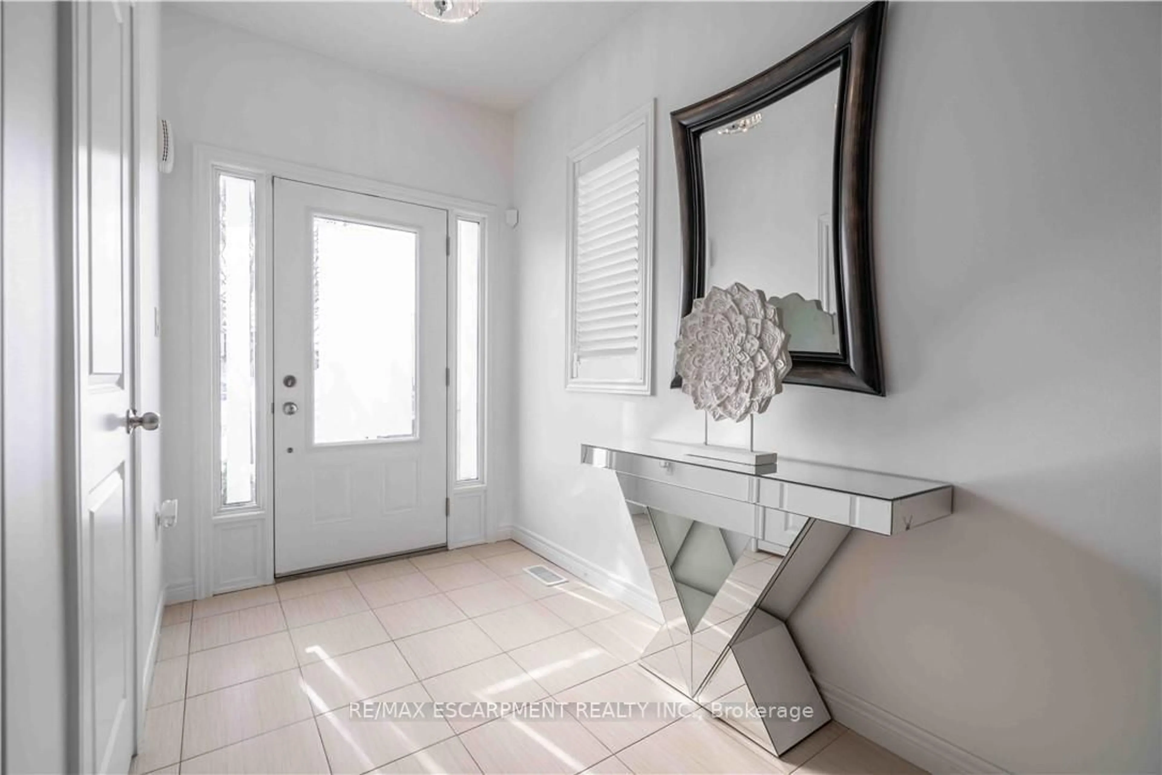 Indoor entryway for 90 RAYMOND Rd #12, Hamilton Ontario L9K 0J6