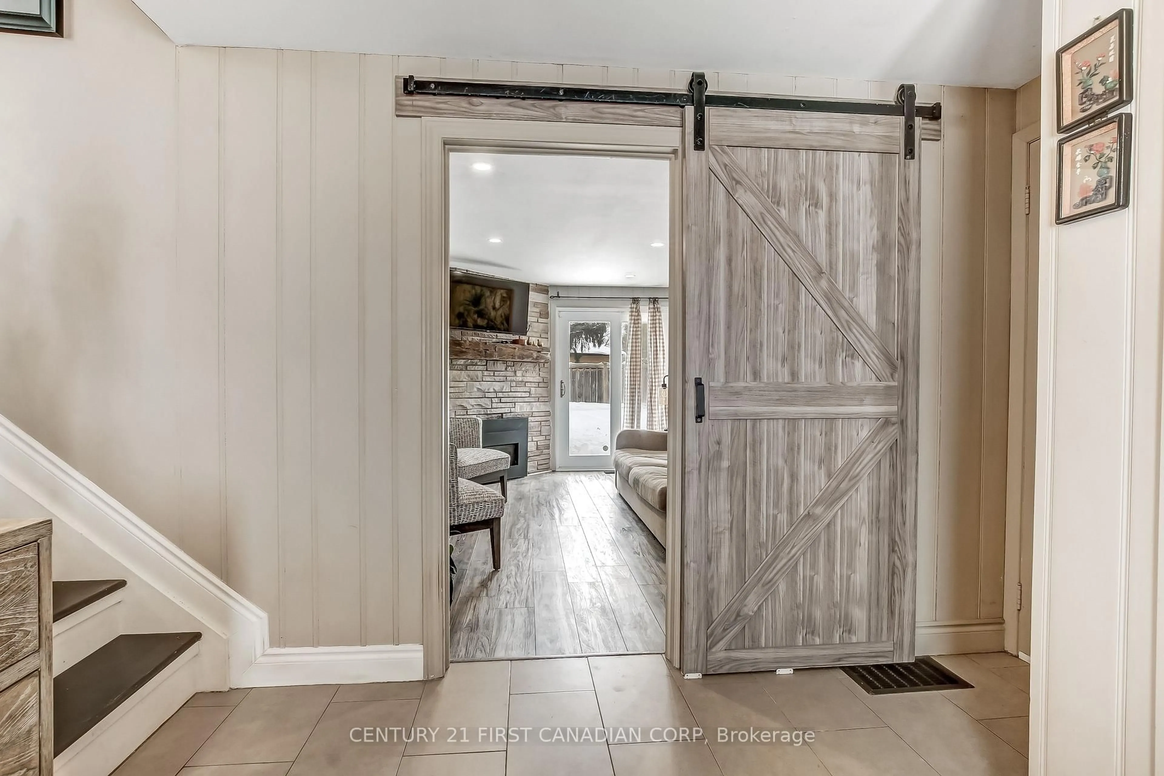 Indoor entryway for 276 Southcrest Dr, London South Ontario N6J 1N4
