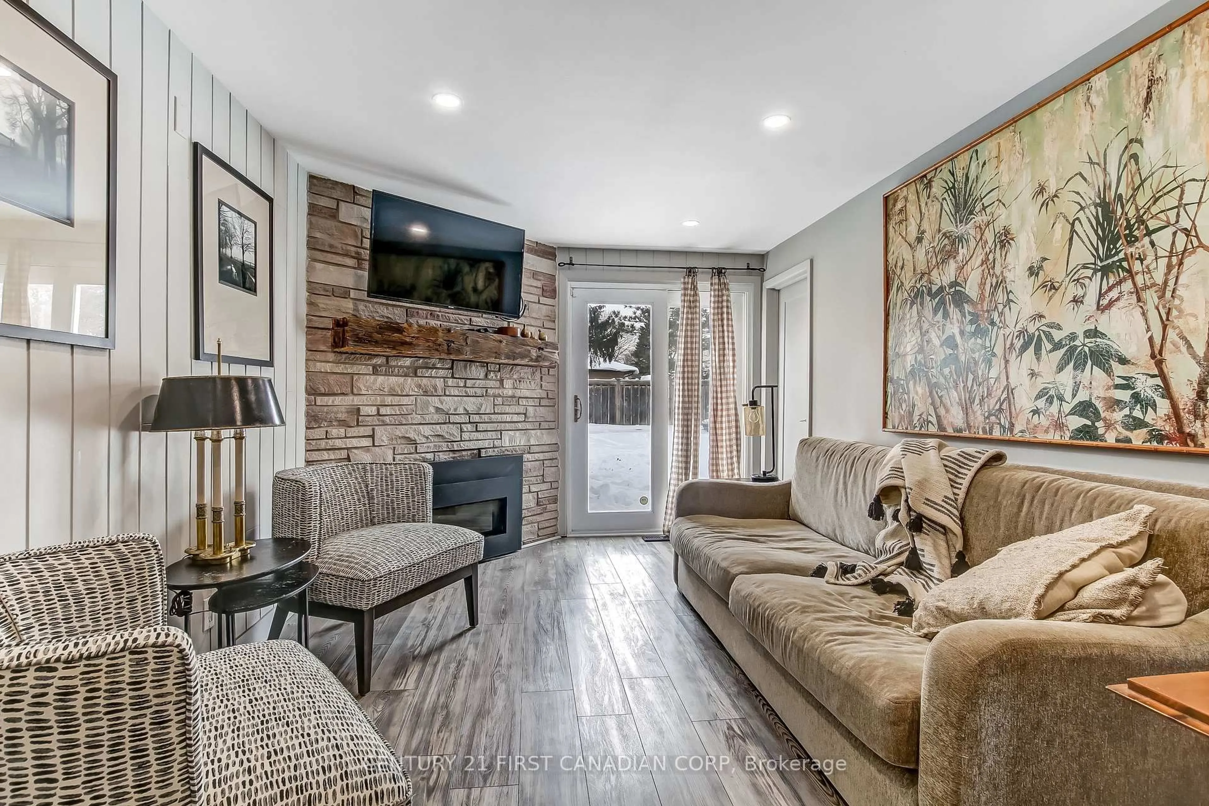 Living room with furniture, unknown for 276 Southcrest Dr, London South Ontario N6J 1N4