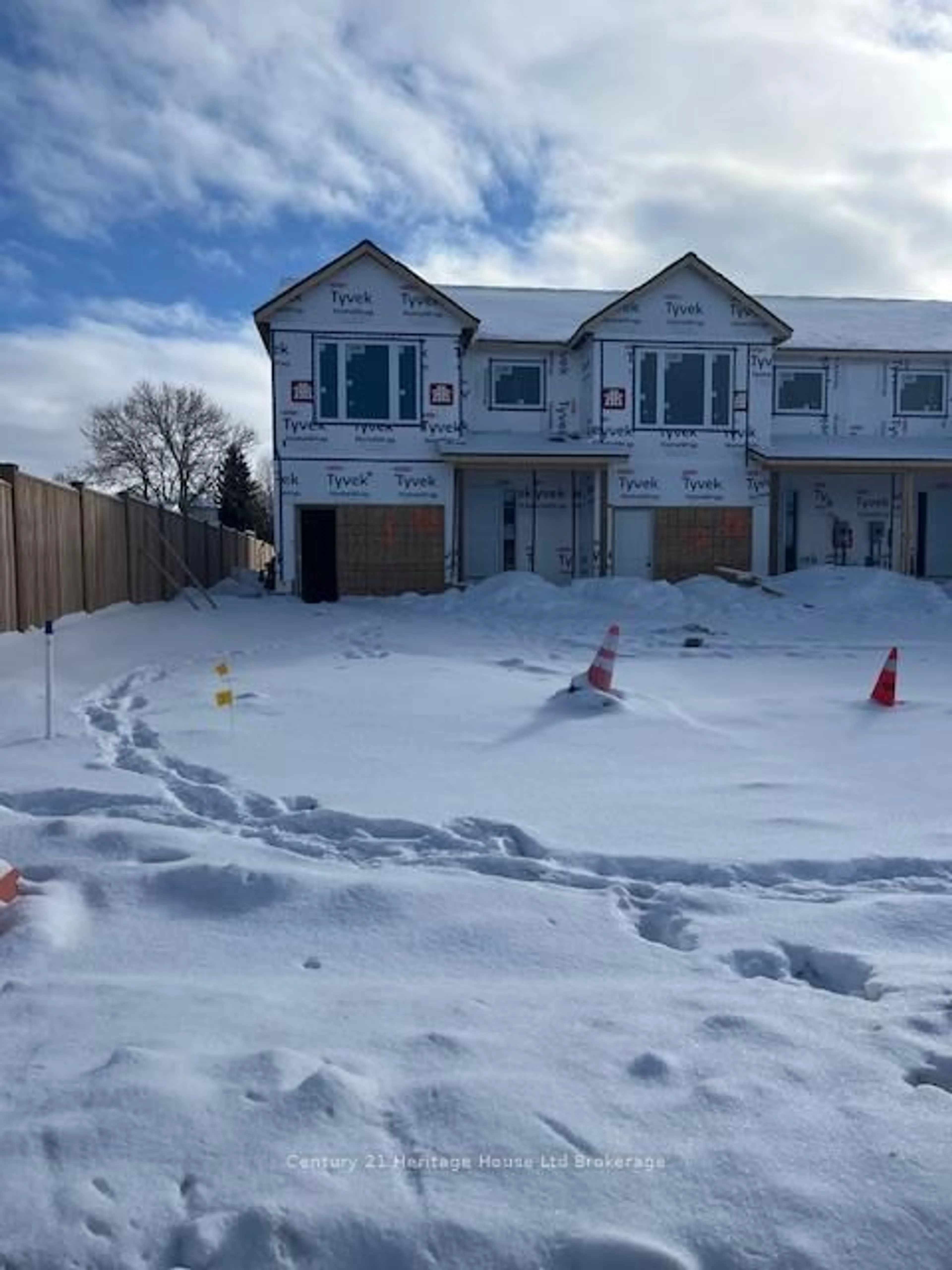 A pic from outside/outdoor area/front of a property/back of a property/a pic from drone, street for 56 Park Row, Woodstock Ontario N4S 1V8