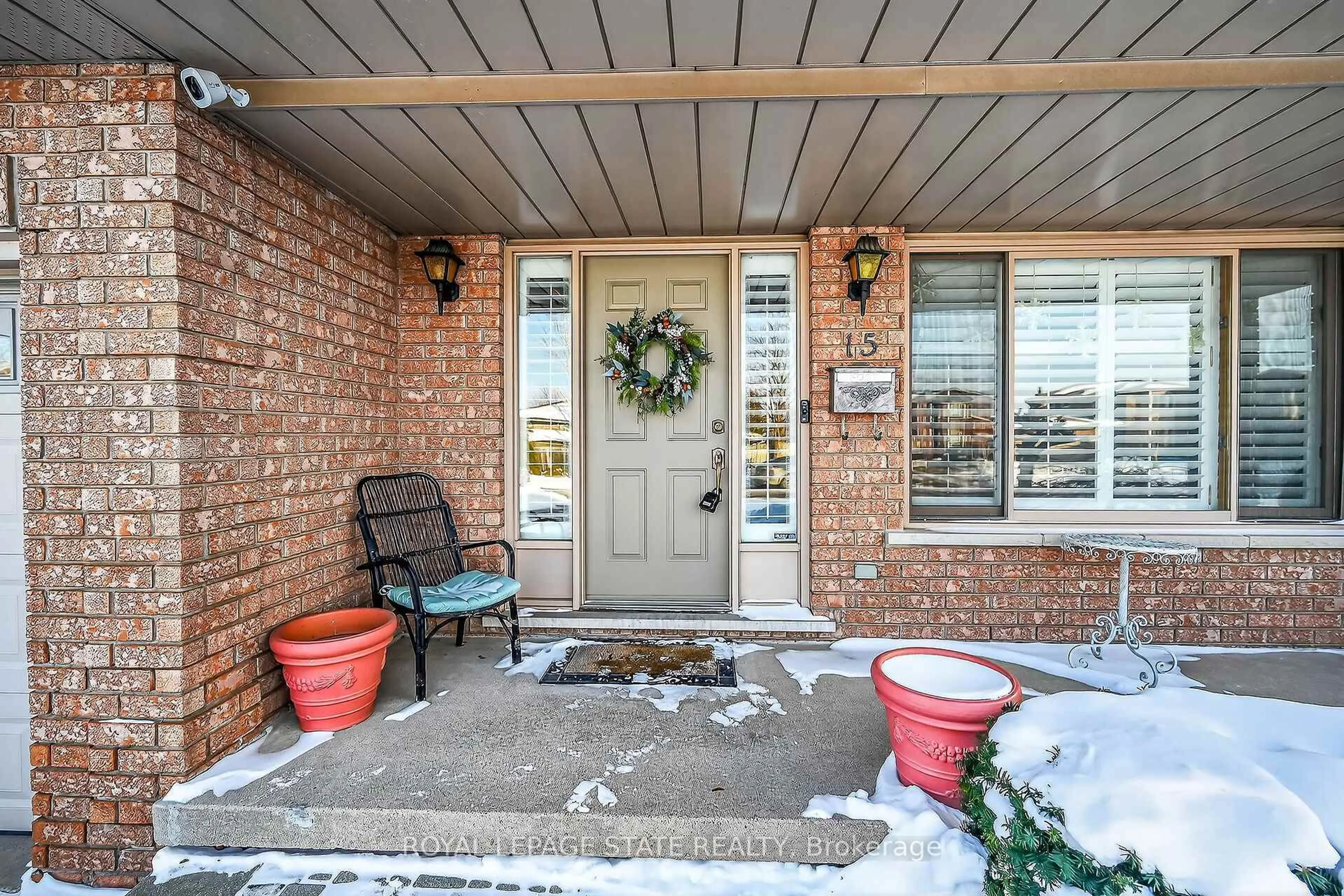 Indoor entryway for 15 Gabriele Crt, Hamilton Ontario L8G 5C4