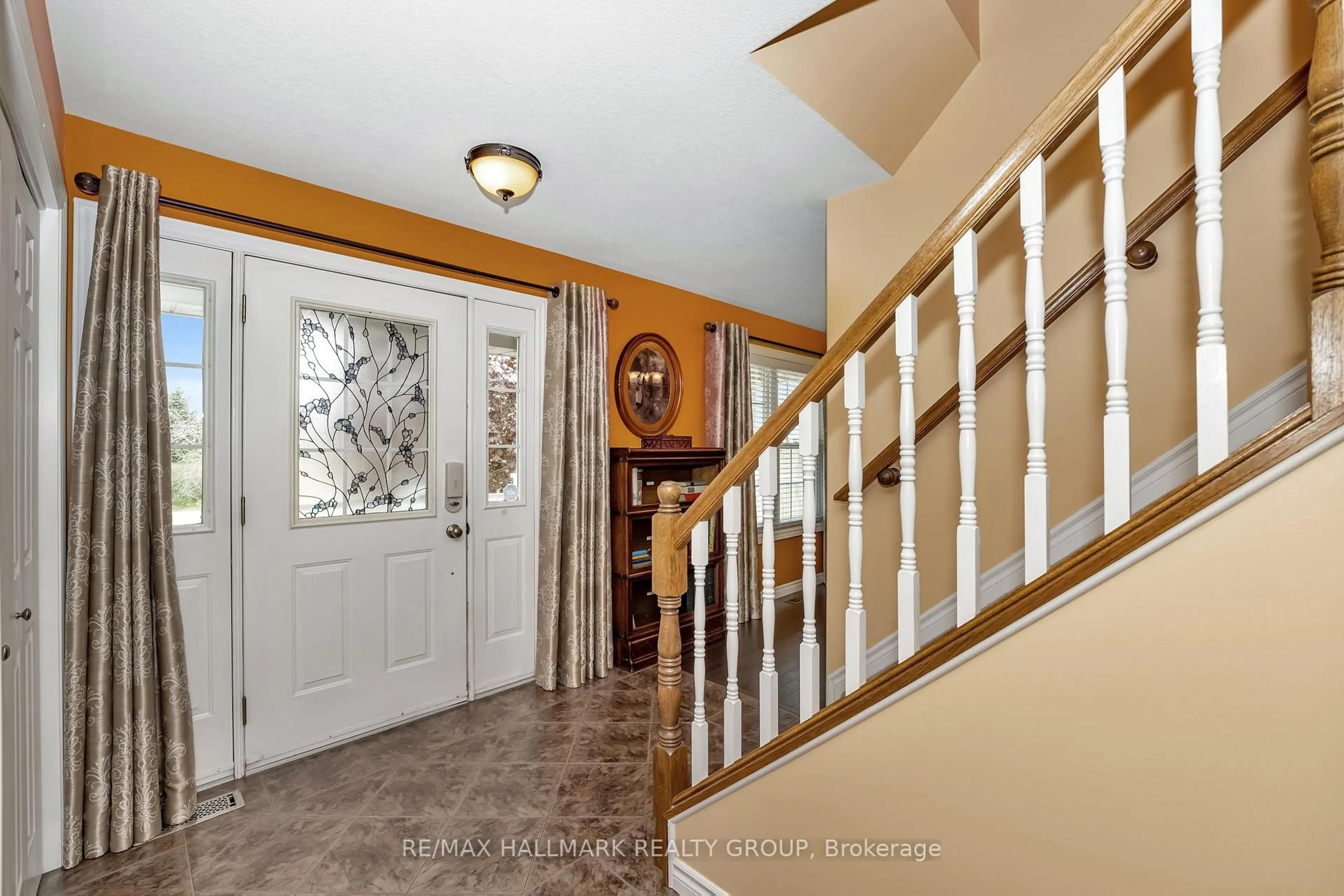Indoor foyer for 3 Cheyenne Tr, Augusta Ontario K6V 5T2