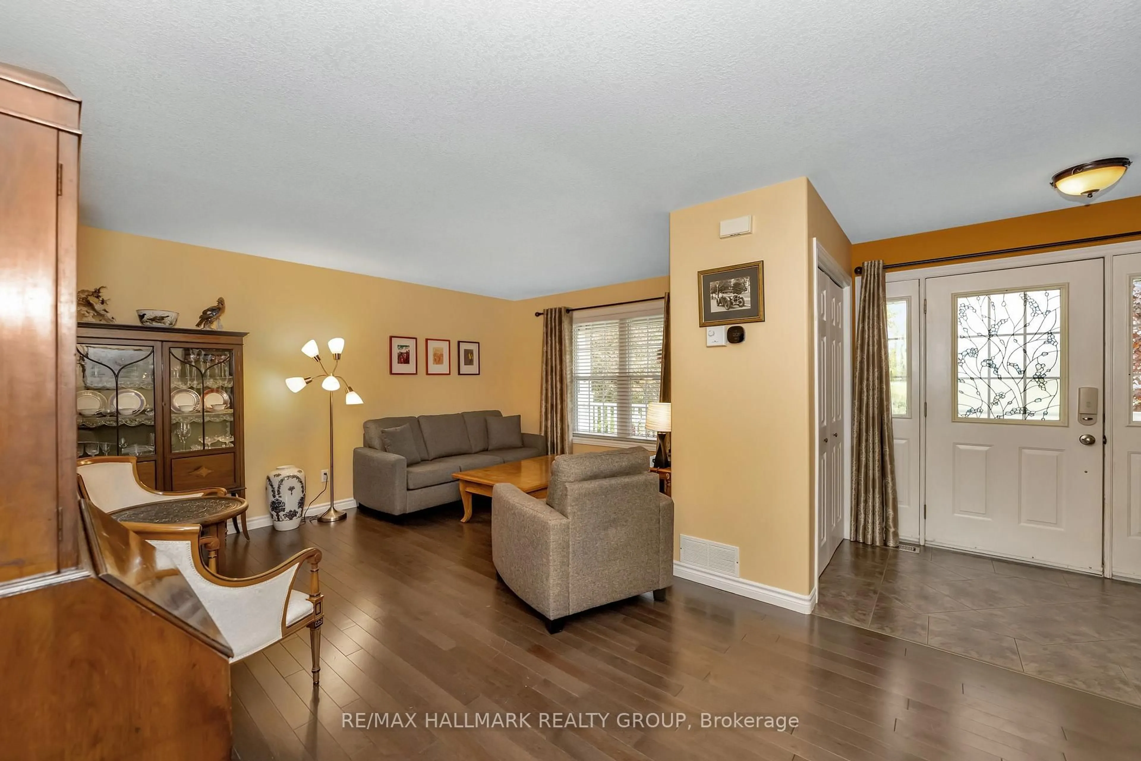 Living room with furniture, wood/laminate floor for 3 Cheyenne Tr, Augusta Ontario K6V 5T2