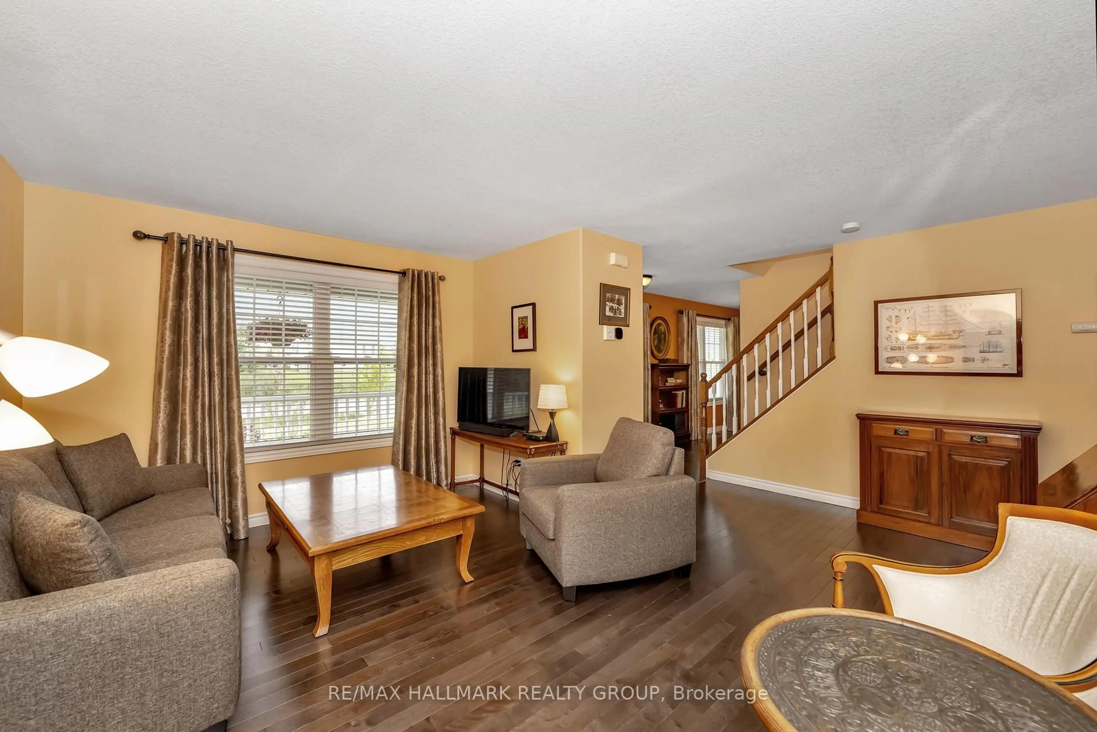 Living room with furniture, unknown for 3 Cheyenne Tr, Augusta Ontario K6V 5T2