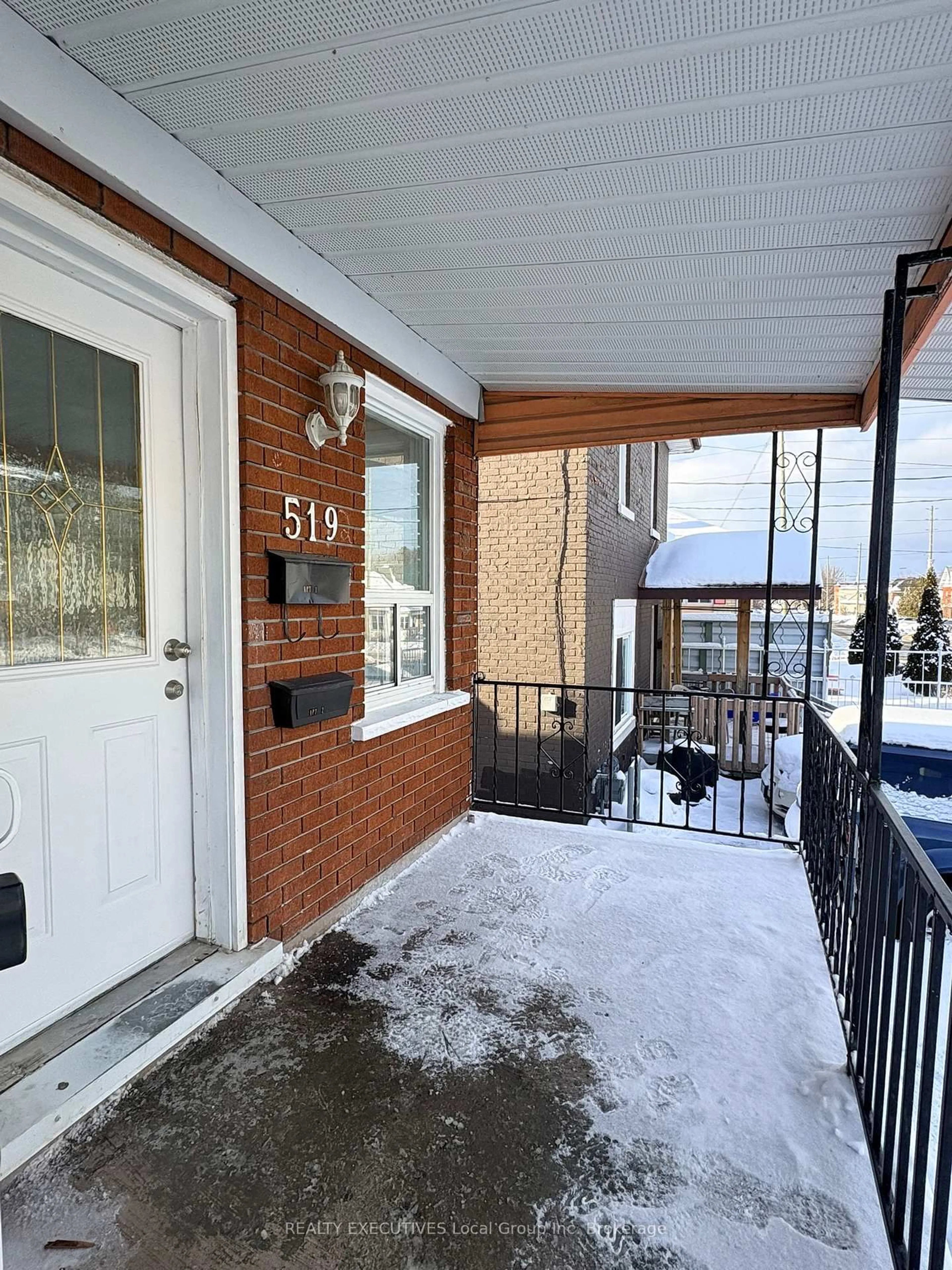 Indoor entryway for 519 Worthington St, North Bay Ontario P1B 1H7