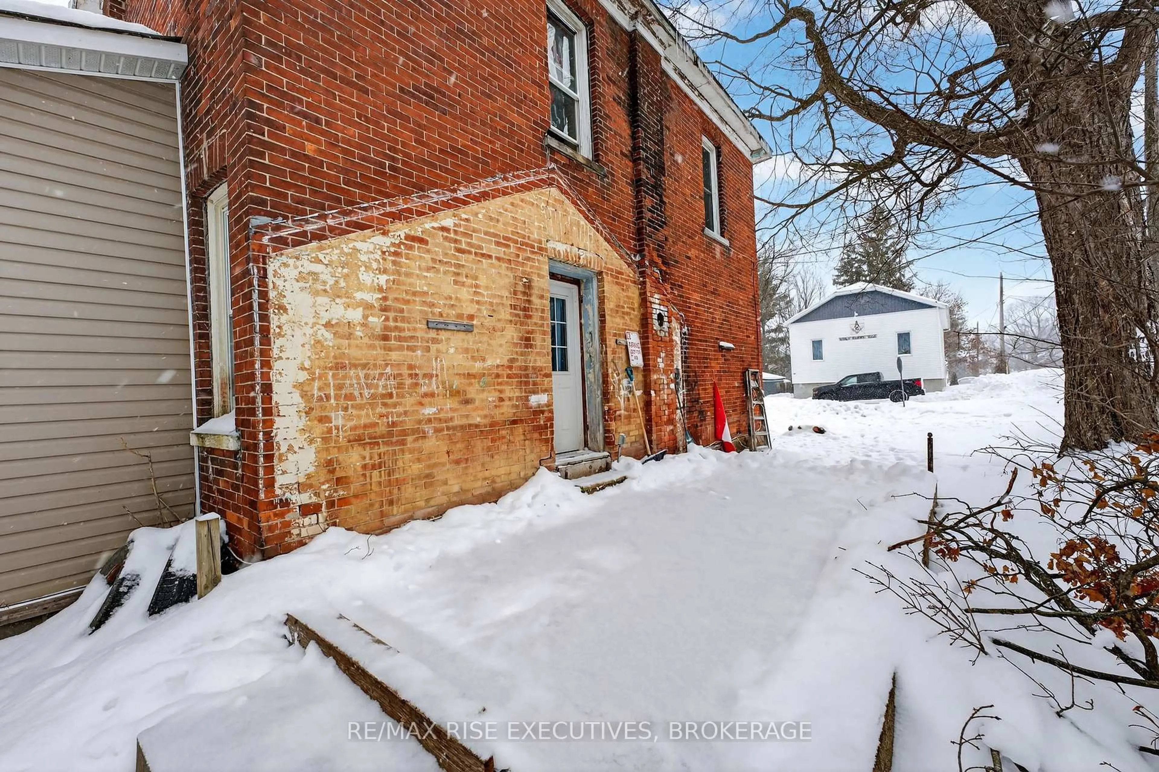 A pic from outside/outdoor area/front of a property/back of a property/a pic from drone, street for 109 Adelaide St, Front of Leeds & Seeleys Bay Ontario K0H 2N0