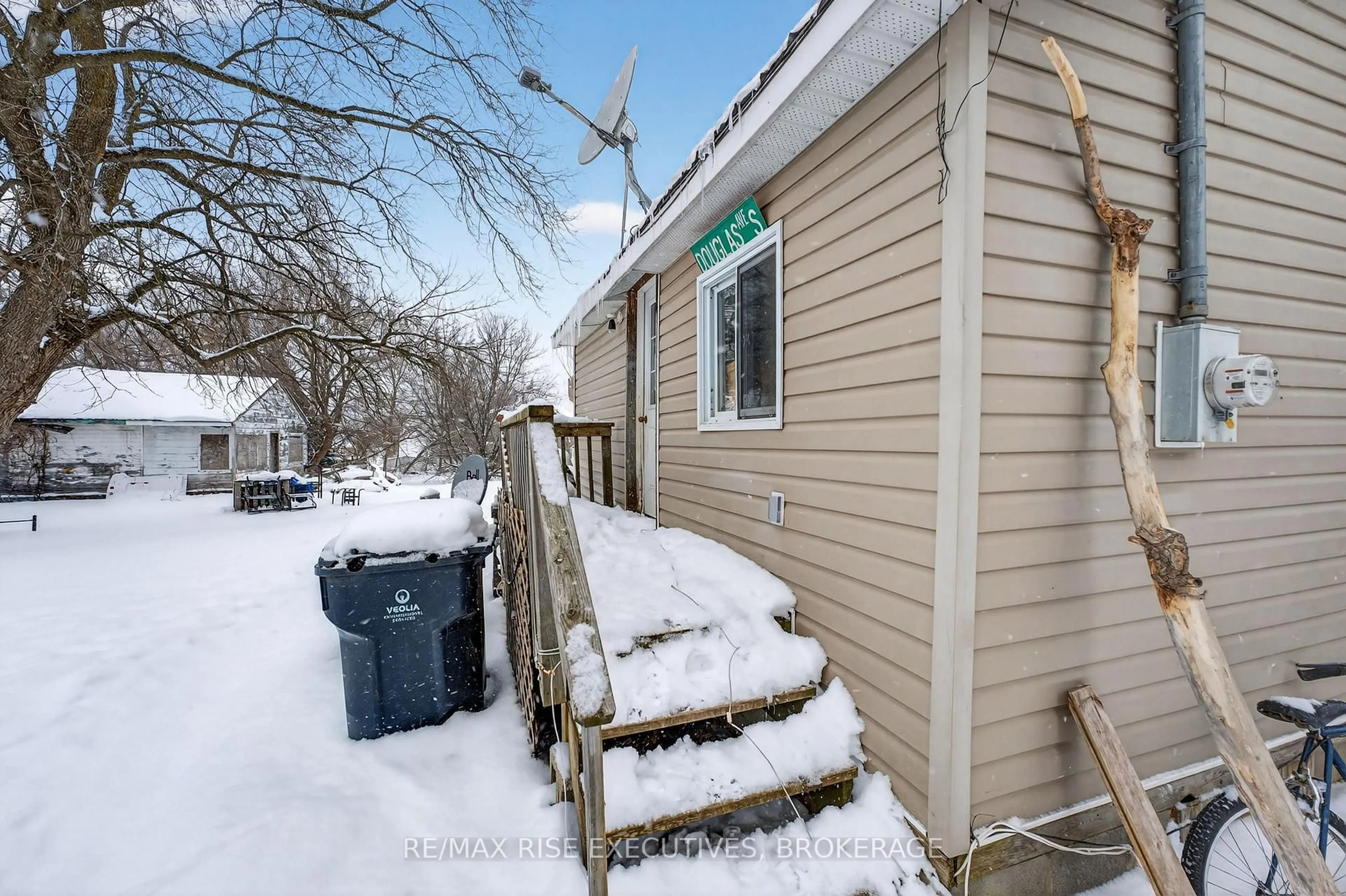 Unknown for 109 Adelaide St, Front of Leeds & Seeleys Bay Ontario K0H 2N0