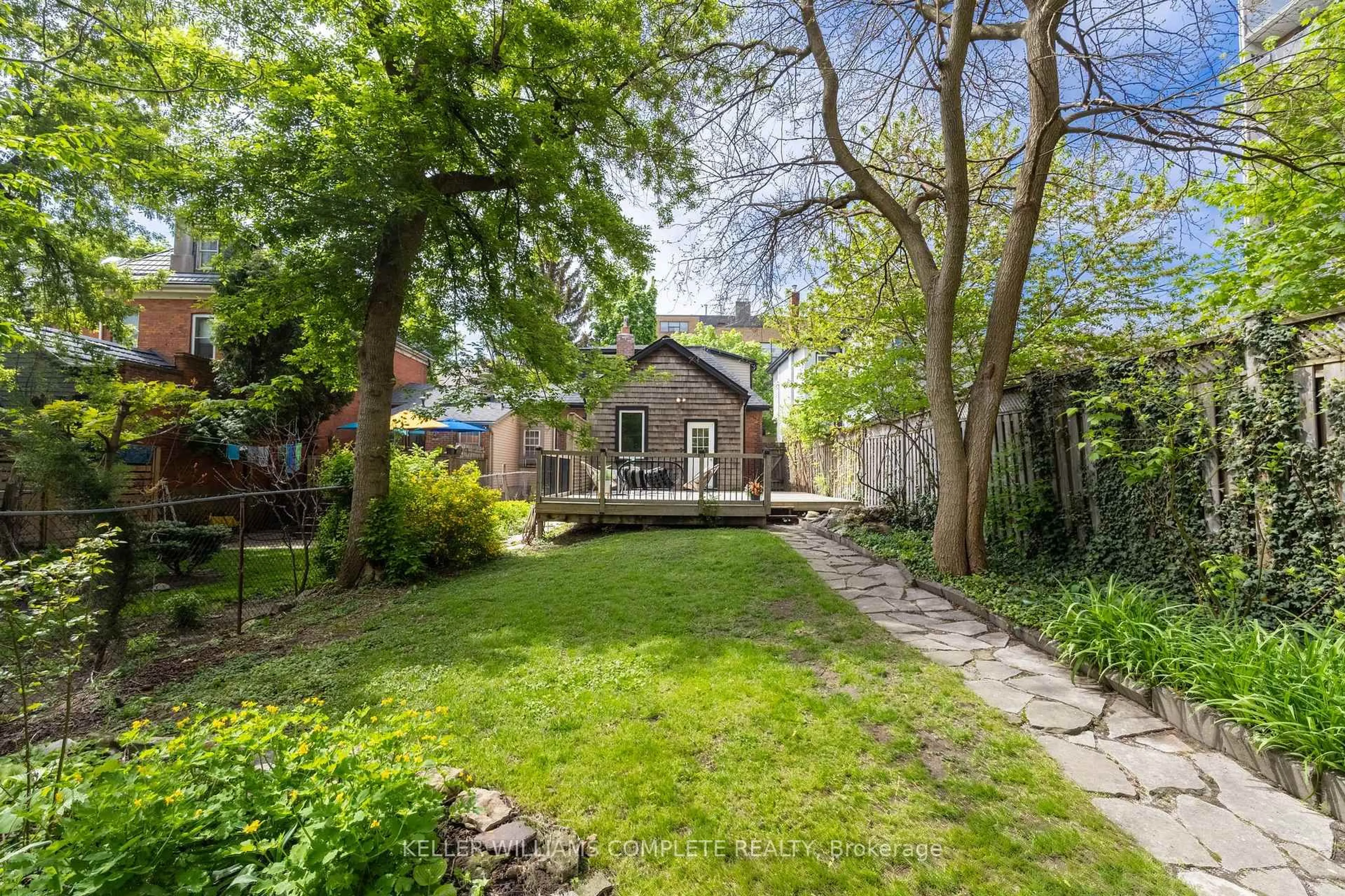 A pic from outside/outdoor area/front of a property/back of a property/a pic from drone, street for 198 Duke St, Hamilton Ontario L8P 1Y2