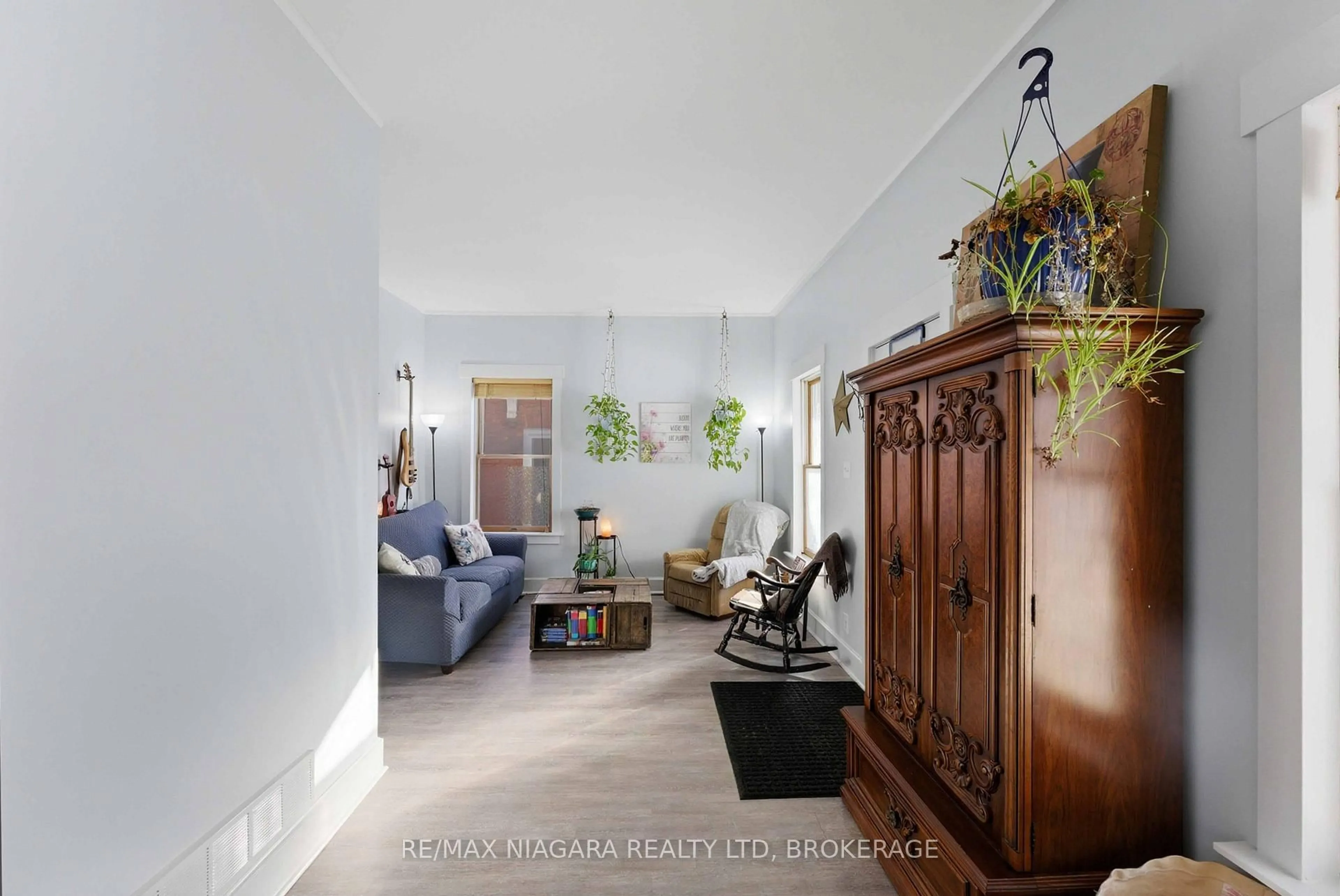 Indoor entryway for 111 LOUISA St, St. Catharines Ontario L2R 2K2