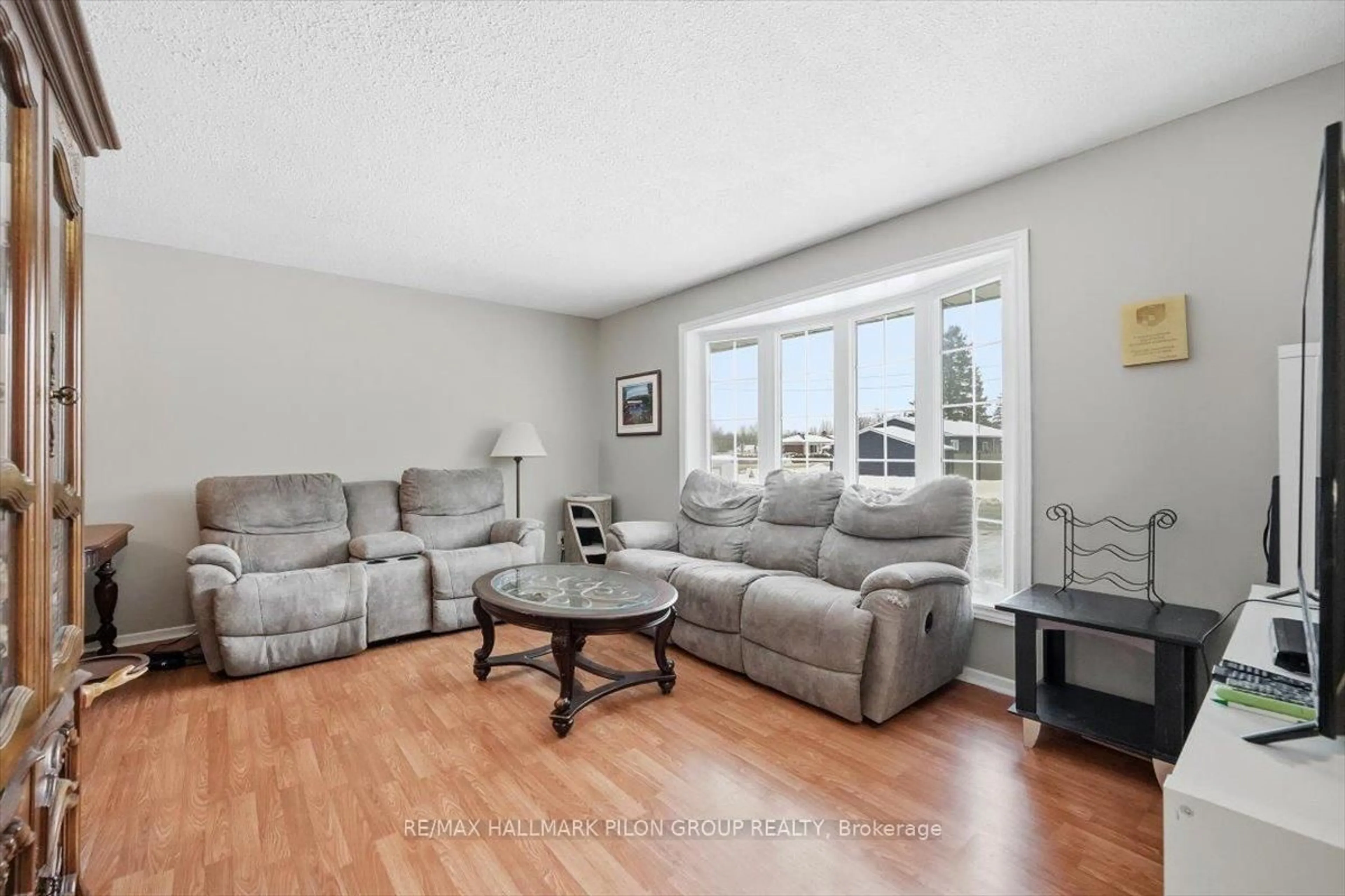 Living room with furniture, unknown for 2620 Denise Ave, Ottawa Ontario K4B 1J8