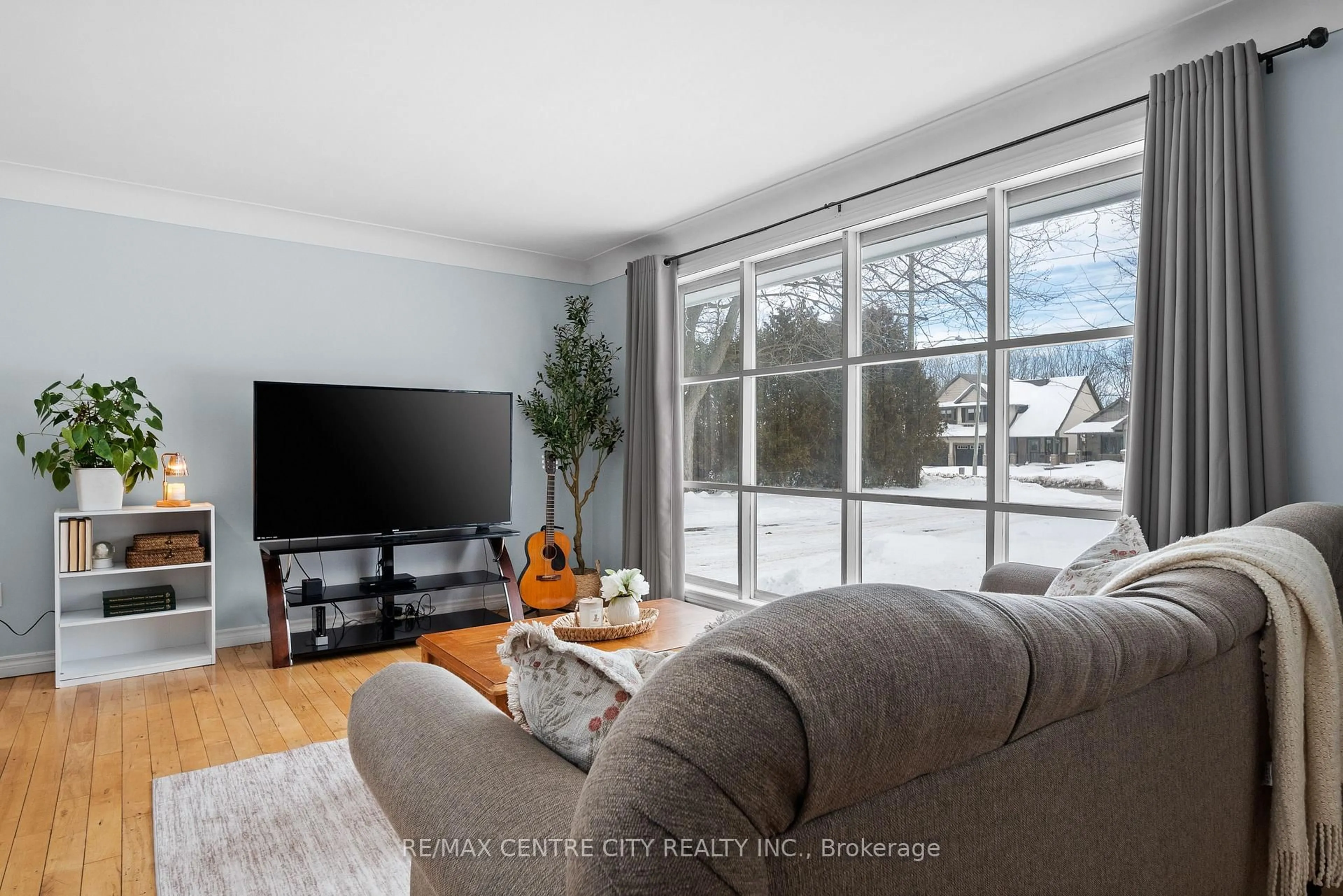Living room with furniture, unknown for 193 Centennial Ave, Central Elgin Ontario N5R 5B3