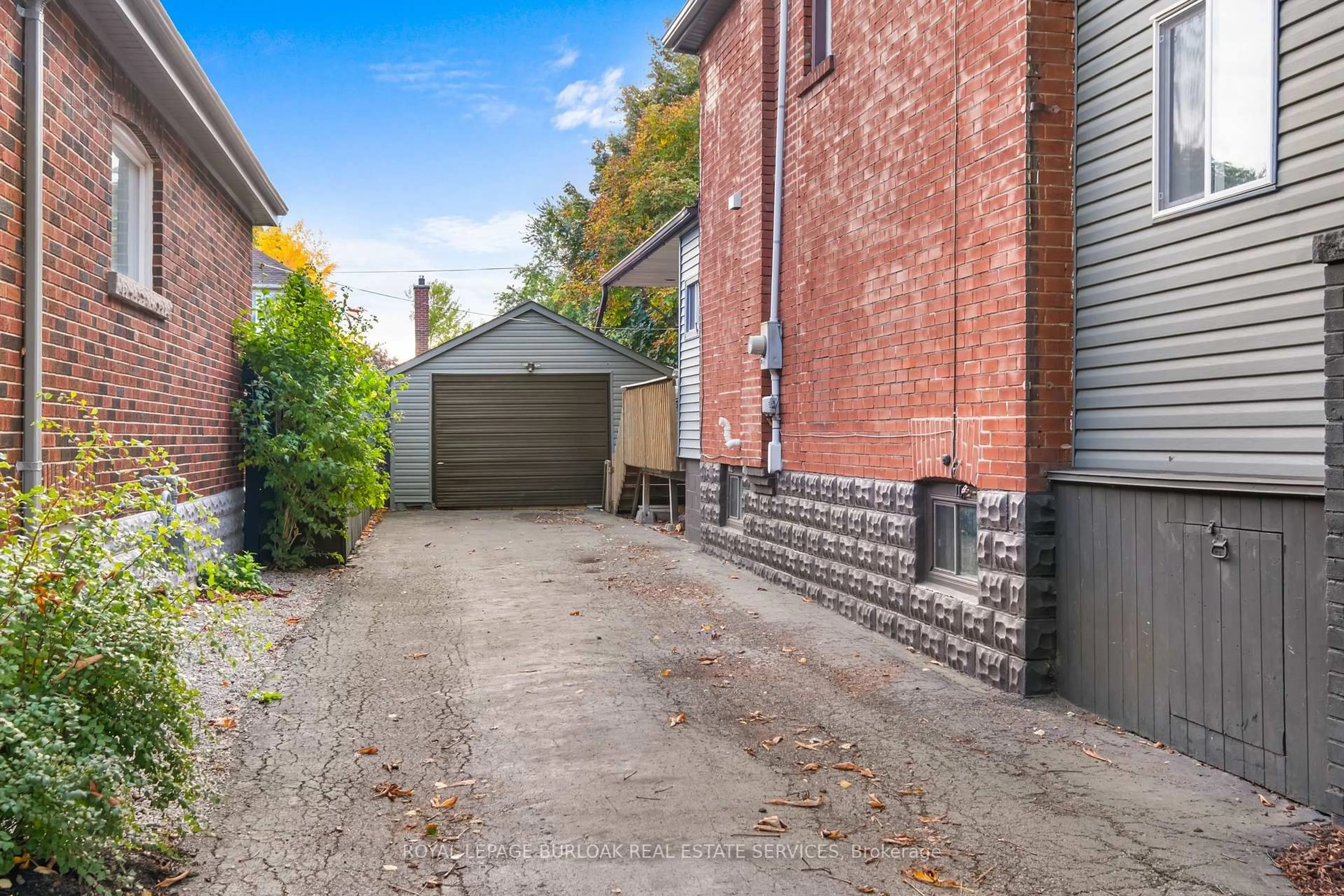A pic from outside/outdoor area/front of a property/back of a property/a pic from drone, street for 115 Prince George Ave, Hamilton Ontario L9A 2W2