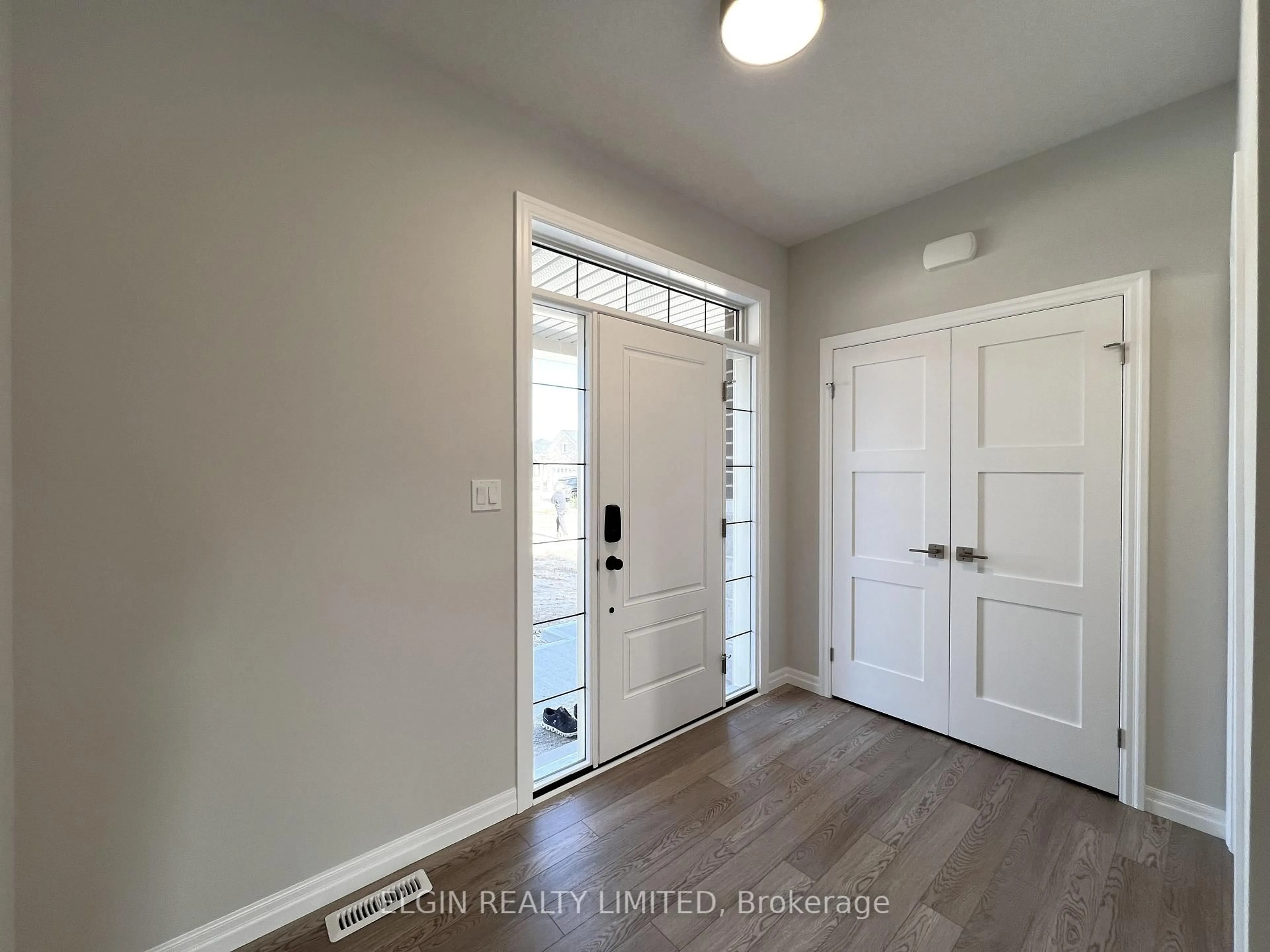 Indoor entryway for 10 Horizon Crt, Central Elgin Ontario N5P 0E5