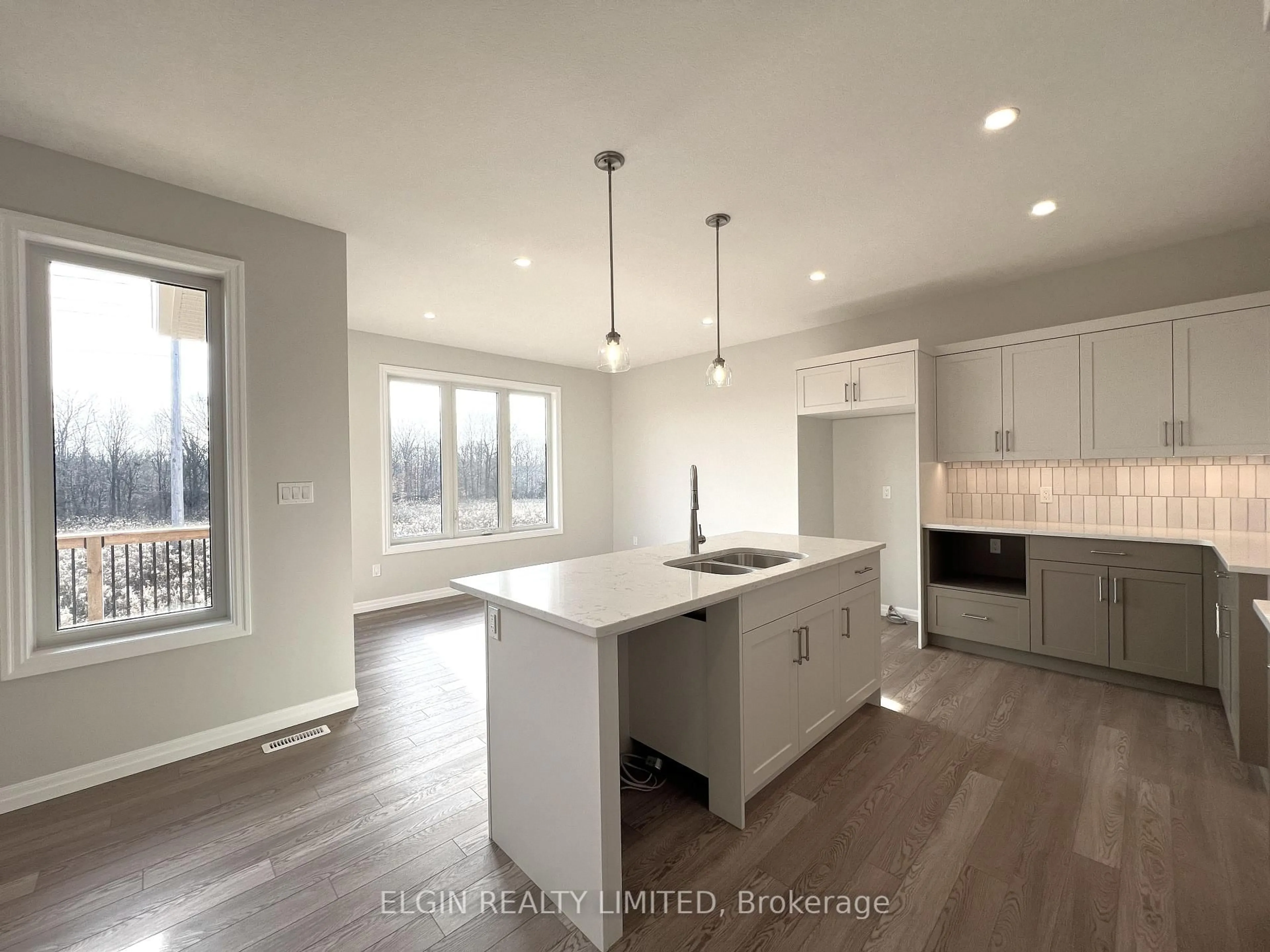 Open concept kitchen, unknown for 10 Horizon Crt, Central Elgin Ontario N5P 0E5