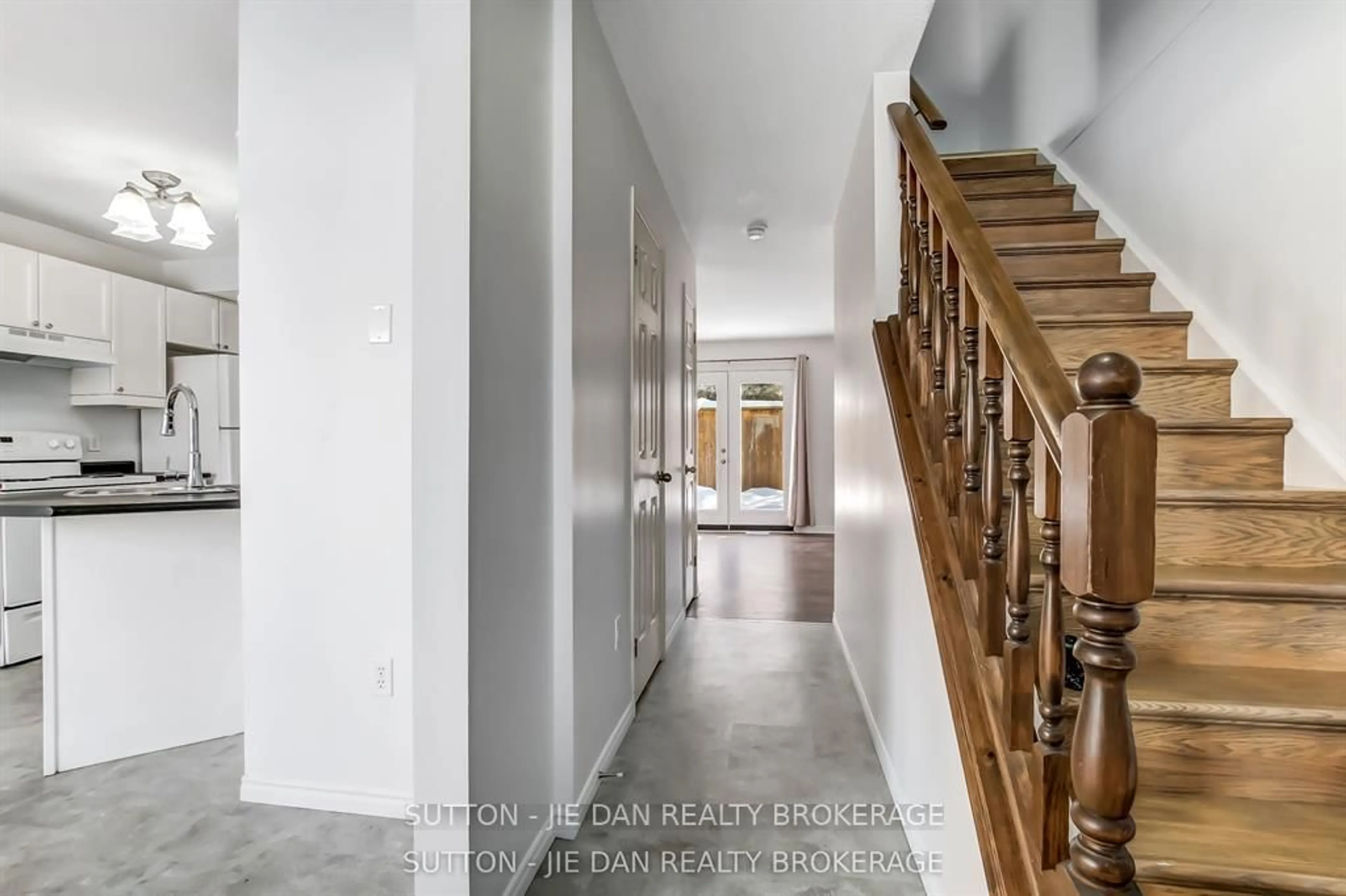 Indoor entryway for 70 CHAPMAN Crt #63, London North Ontario N6G 4Z9