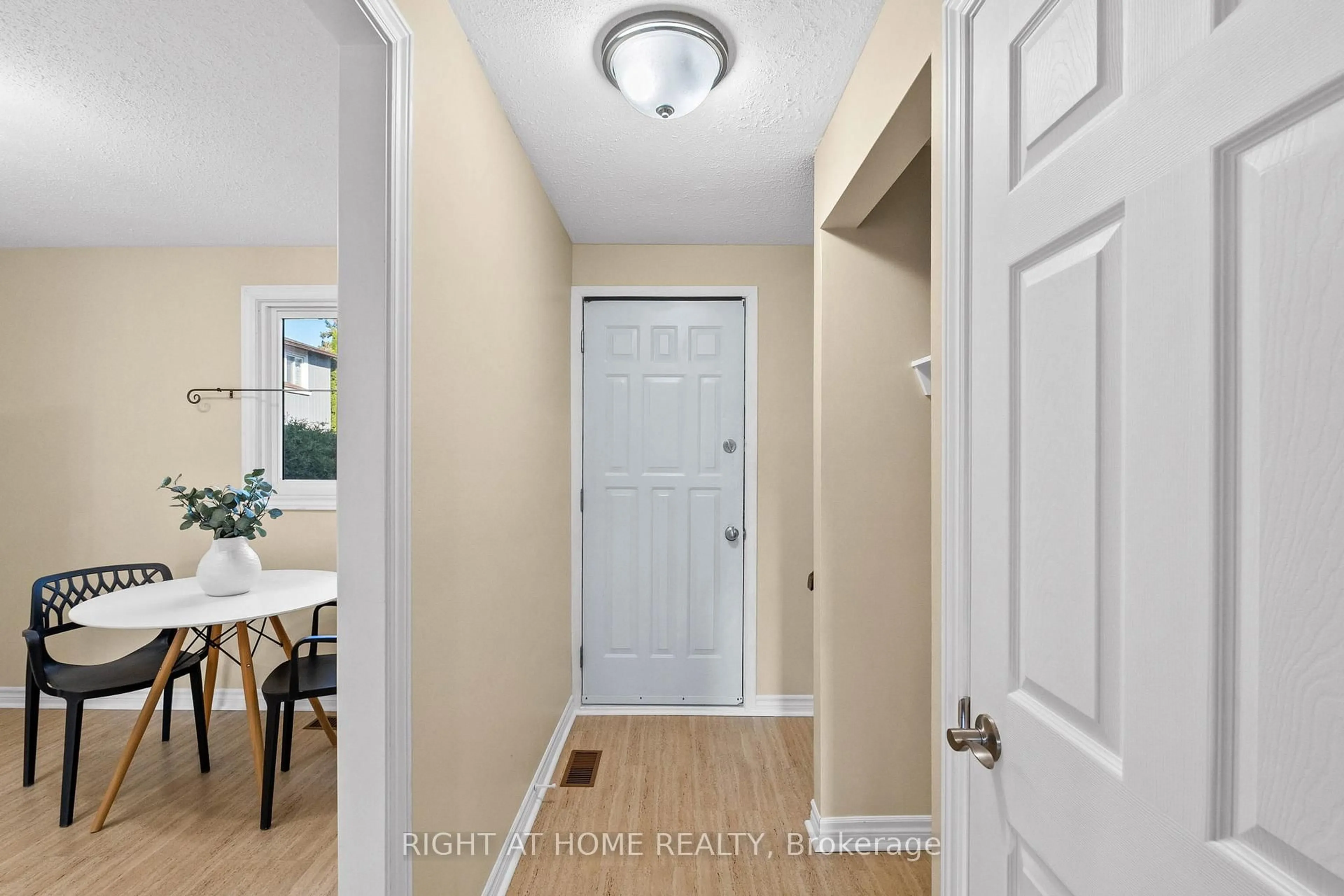Indoor entryway for 235 THISTLEDOWN Crt, Ottawa Ontario K2J 1N1