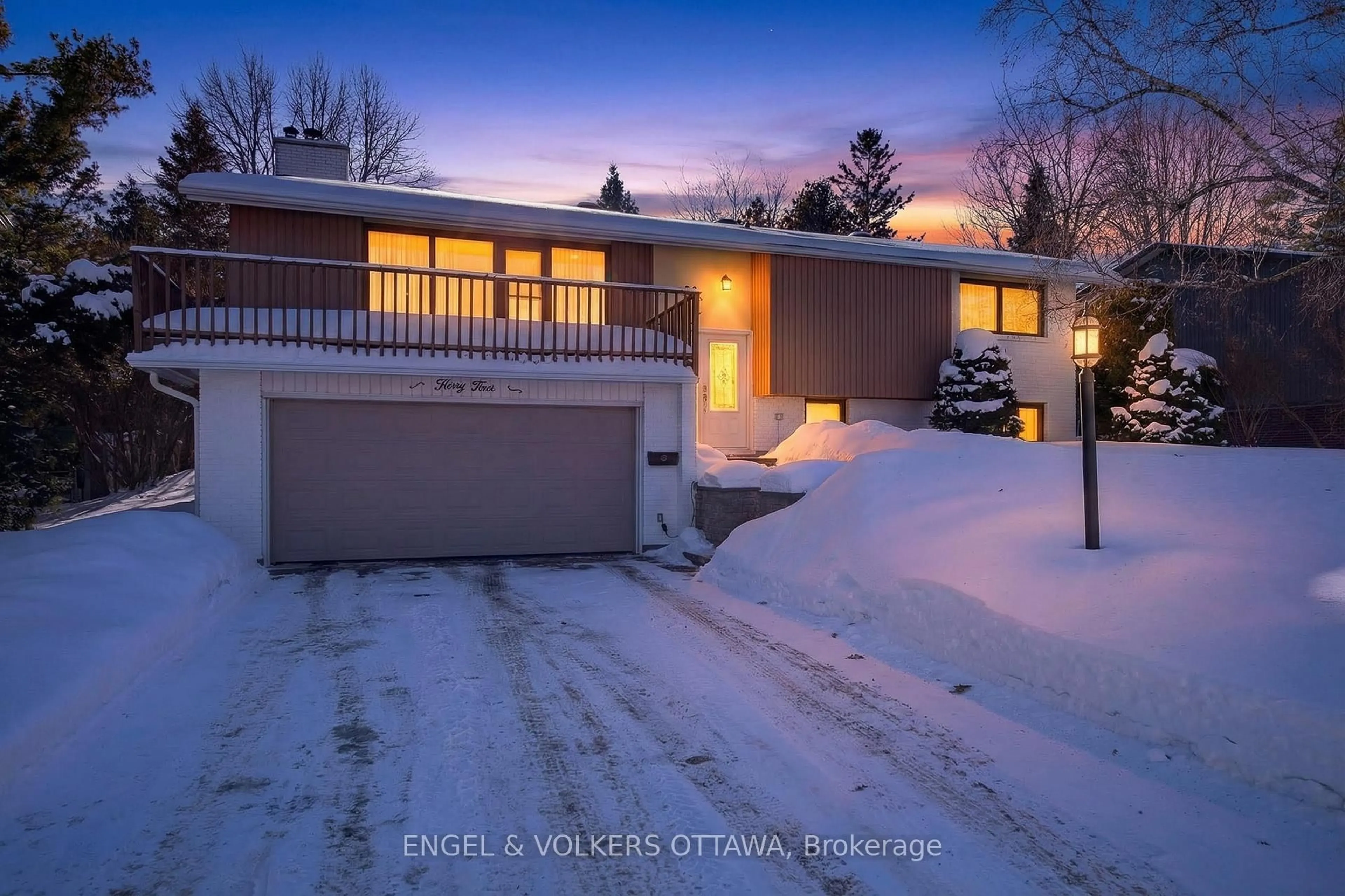 A pic from outside/outdoor area/front of a property/back of a property/a pic from drone, street for 34 Wallford Way, Ottawa Ontario K2E 6B6