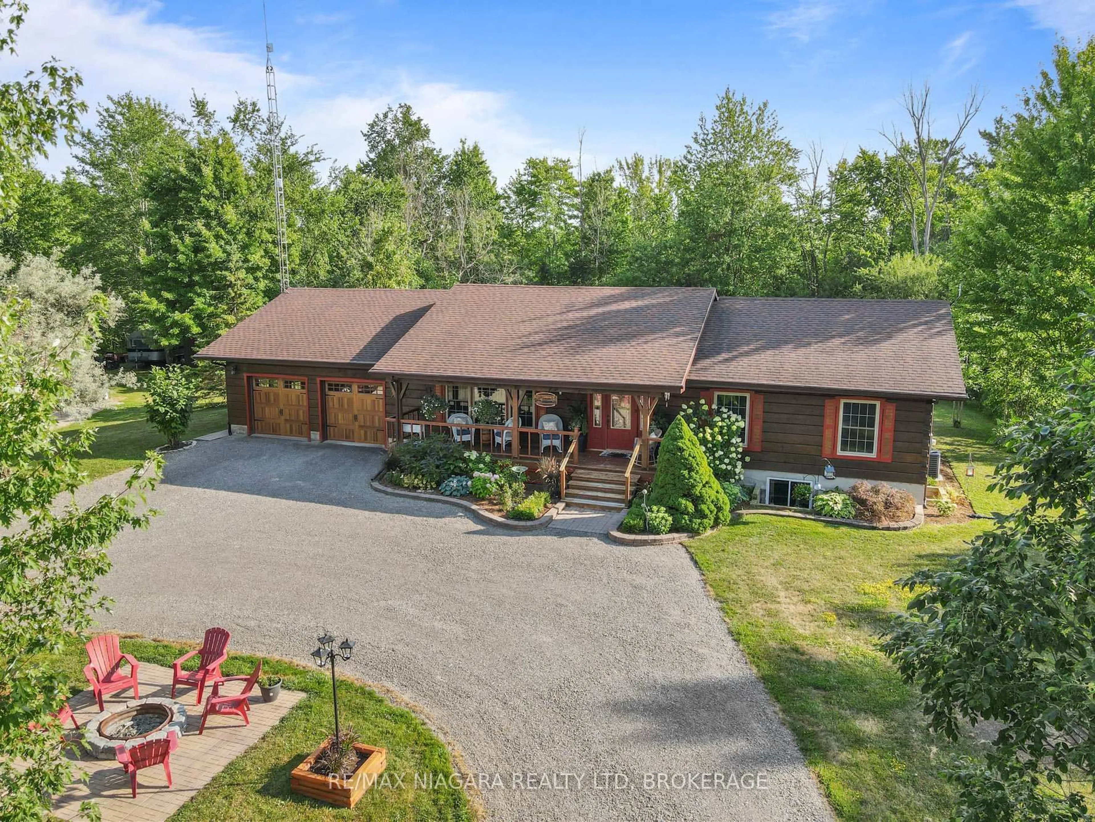 A pic from outside/outdoor area/front of a property/back of a property/a pic from drone, unknown for 15 Keefer Dr, Welland Ontario L3B 5N7