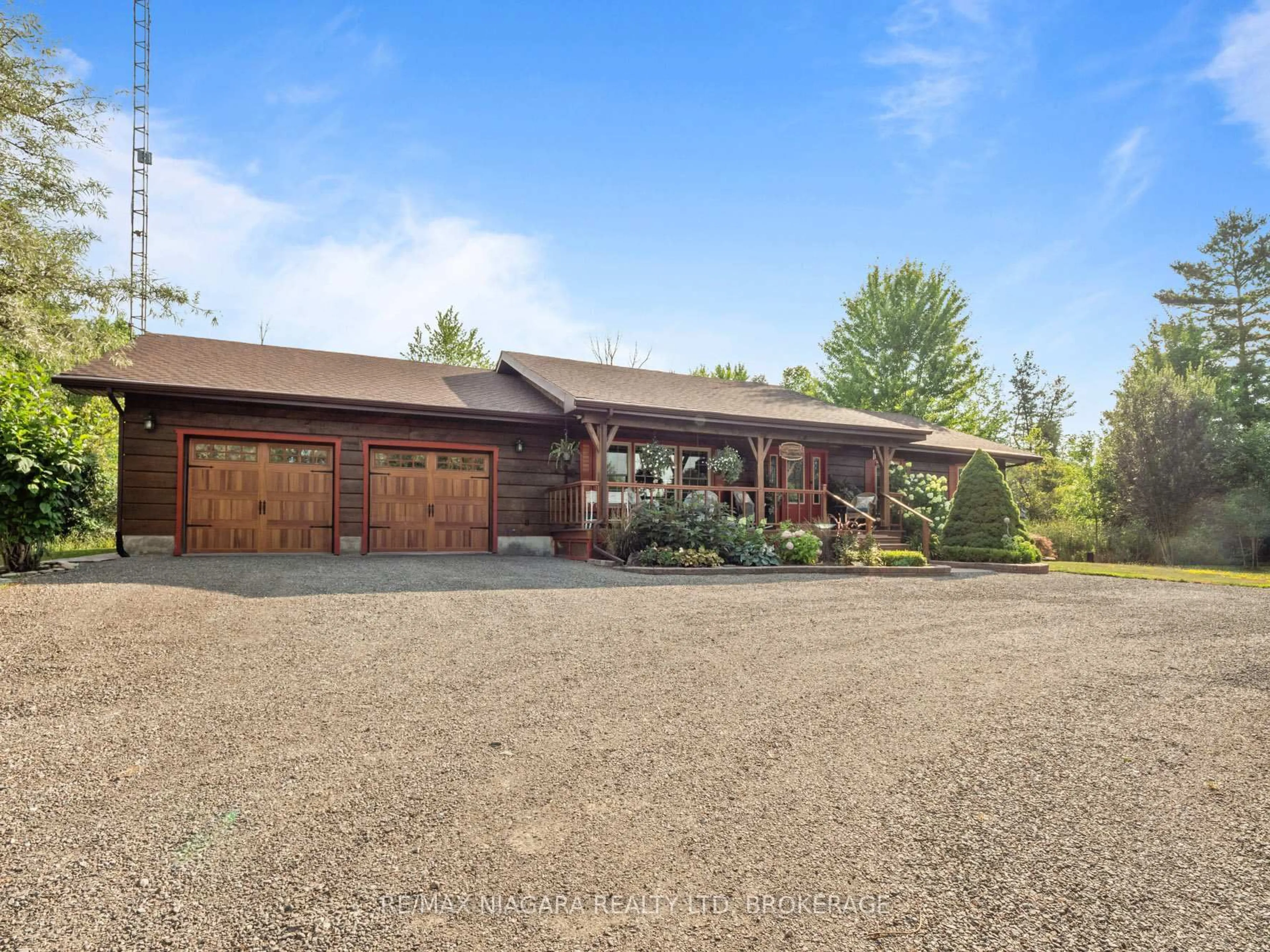 Indoor garage for 15 Keefer Dr, Welland Ontario L3B 5N7