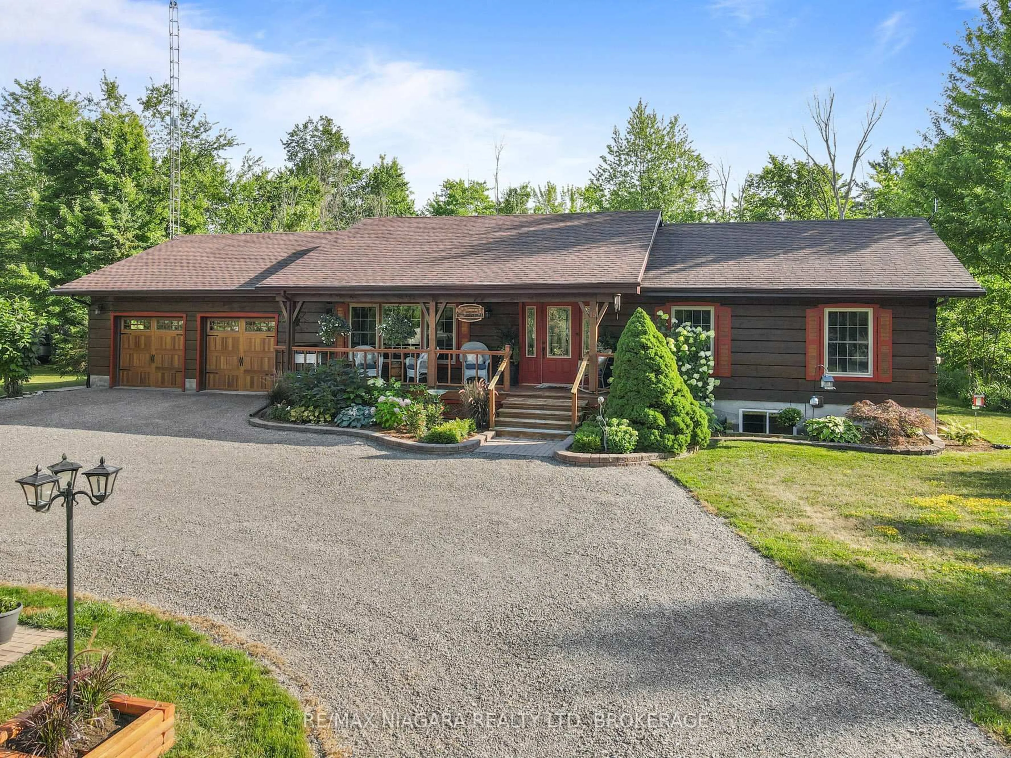 A pic from outside/outdoor area/front of a property/back of a property/a pic from drone, unknown for 15 Keefer Dr, Welland Ontario L3B 5N7