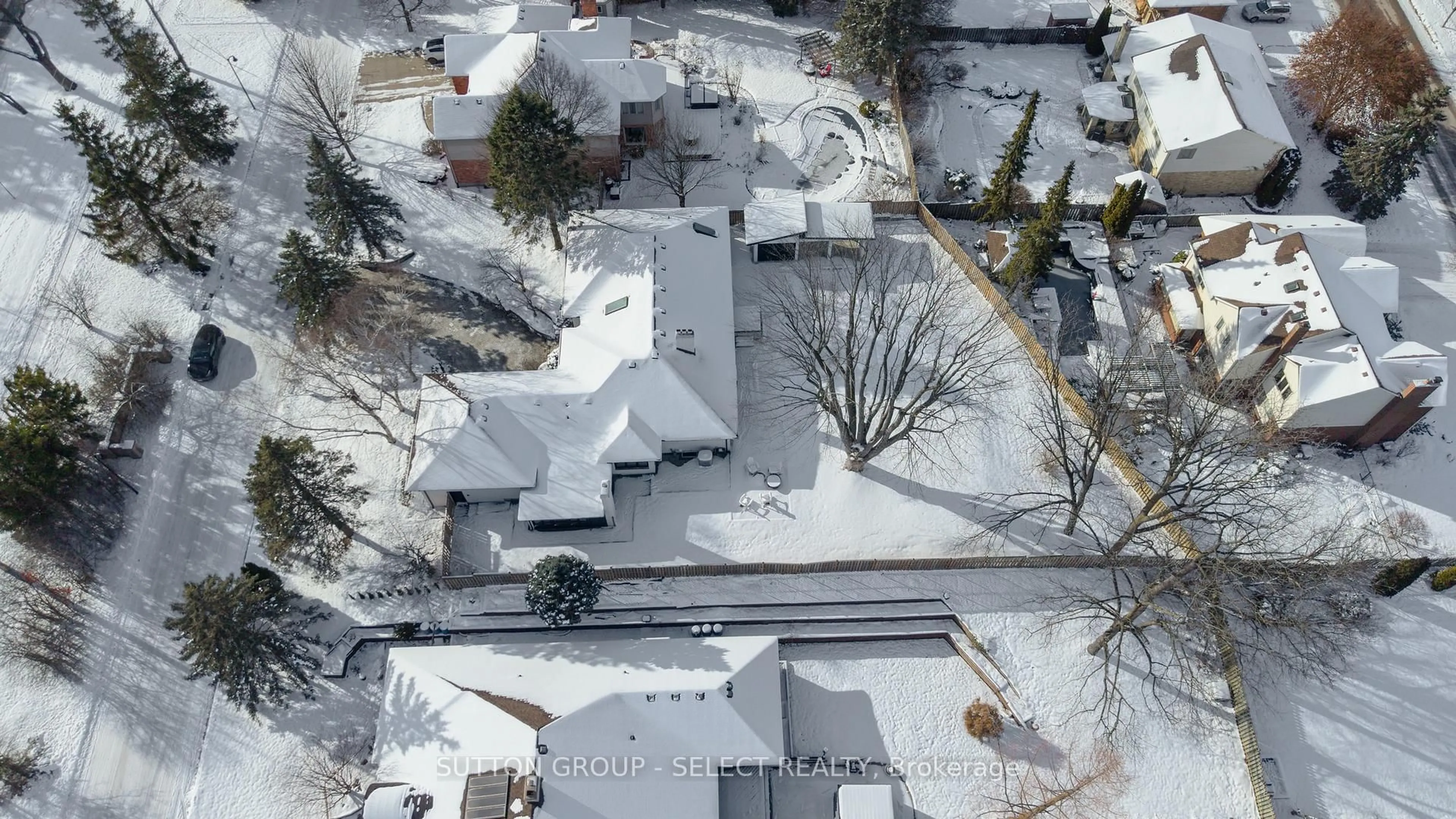 A pic from outside/outdoor area/front of a property/back of a property/a pic from drone, street for 288 Windermere Crt, London North Ontario N6G 4J5