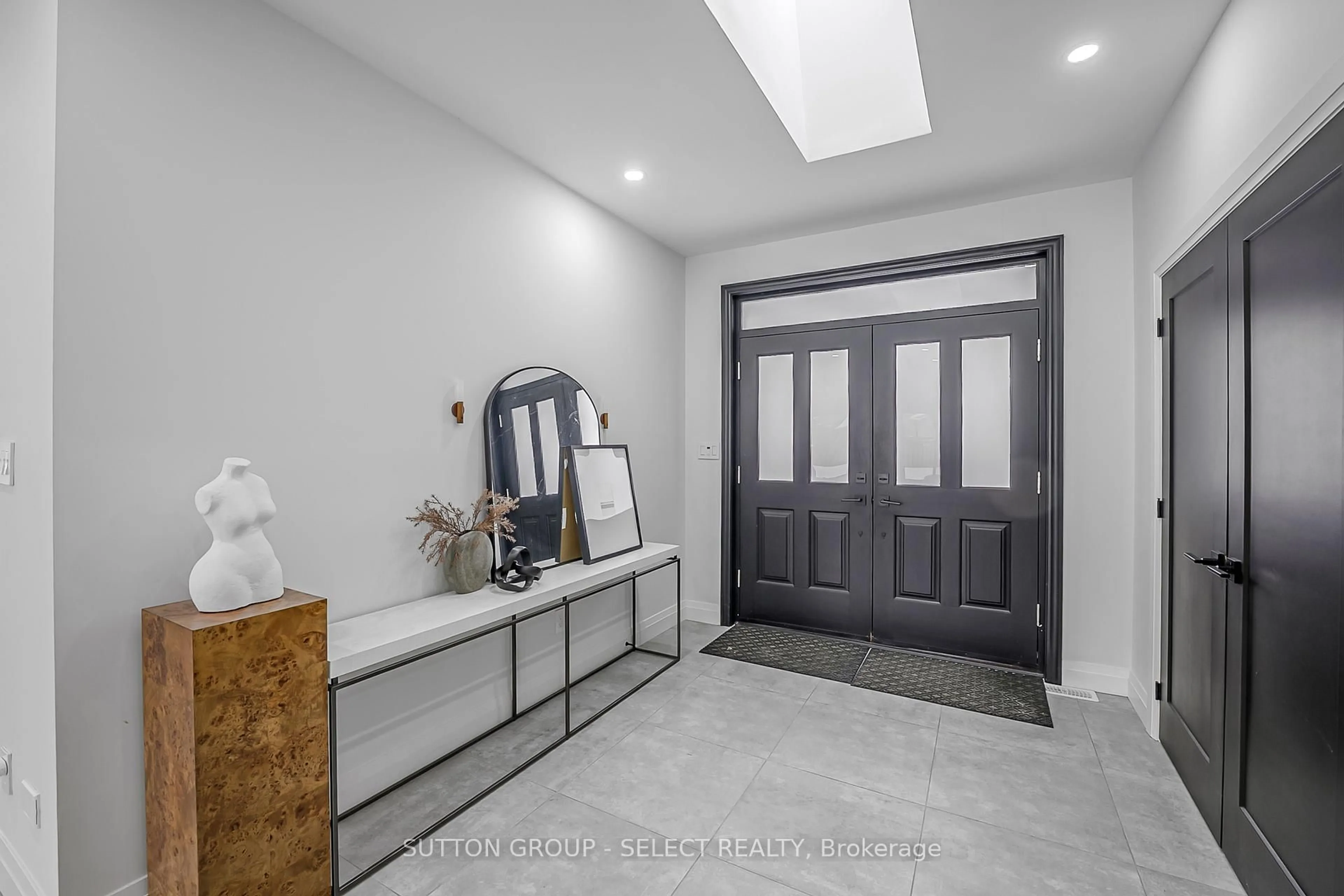 Indoor entryway for 288 Windermere Crt, London North Ontario N6G 4J5