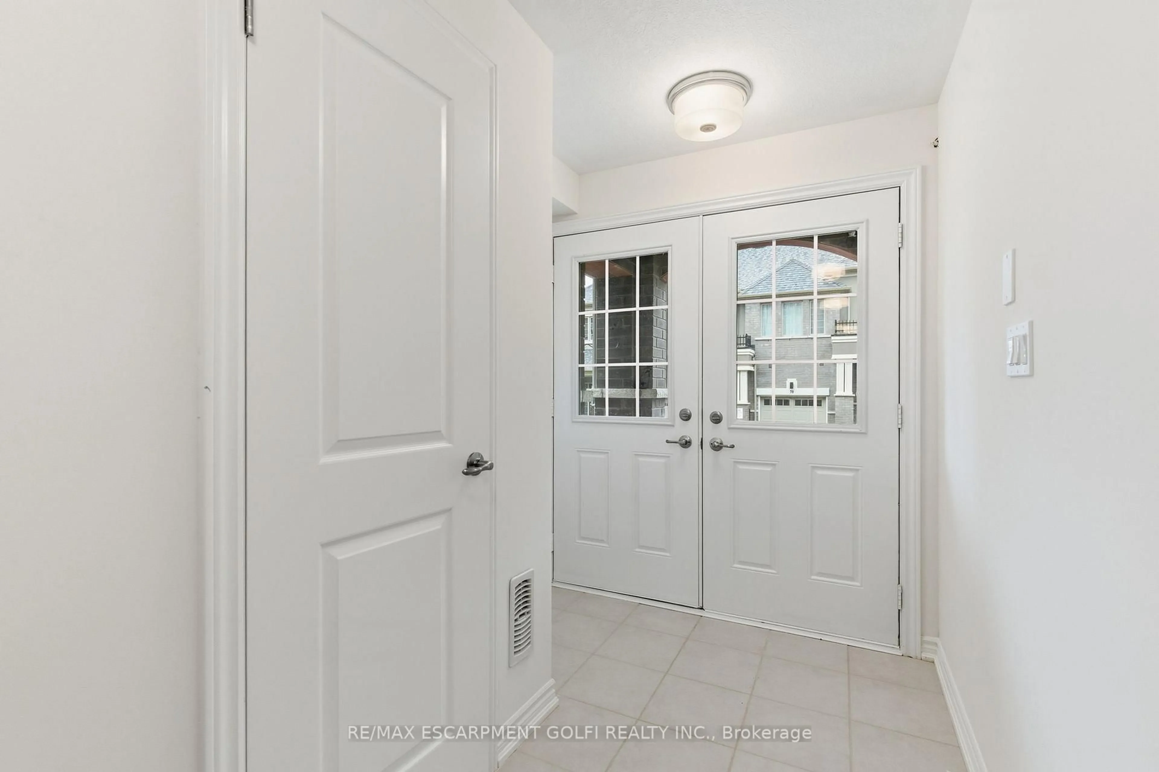 Indoor entryway for 620 Colborne St #20, Brantford Ontario N3T 5L5