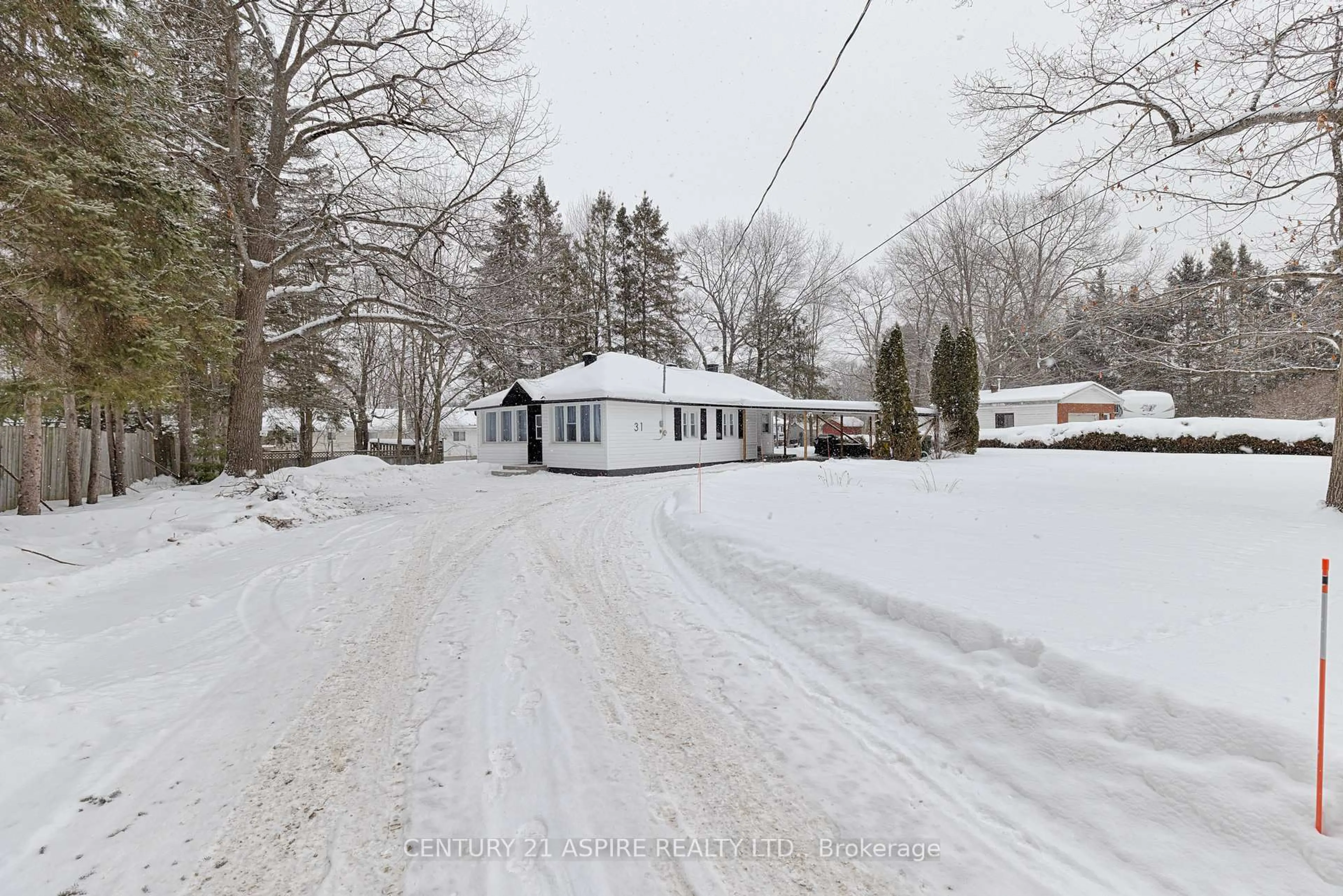 Blurry image for 31 East St, Petawawa Ontario K8H 2N7