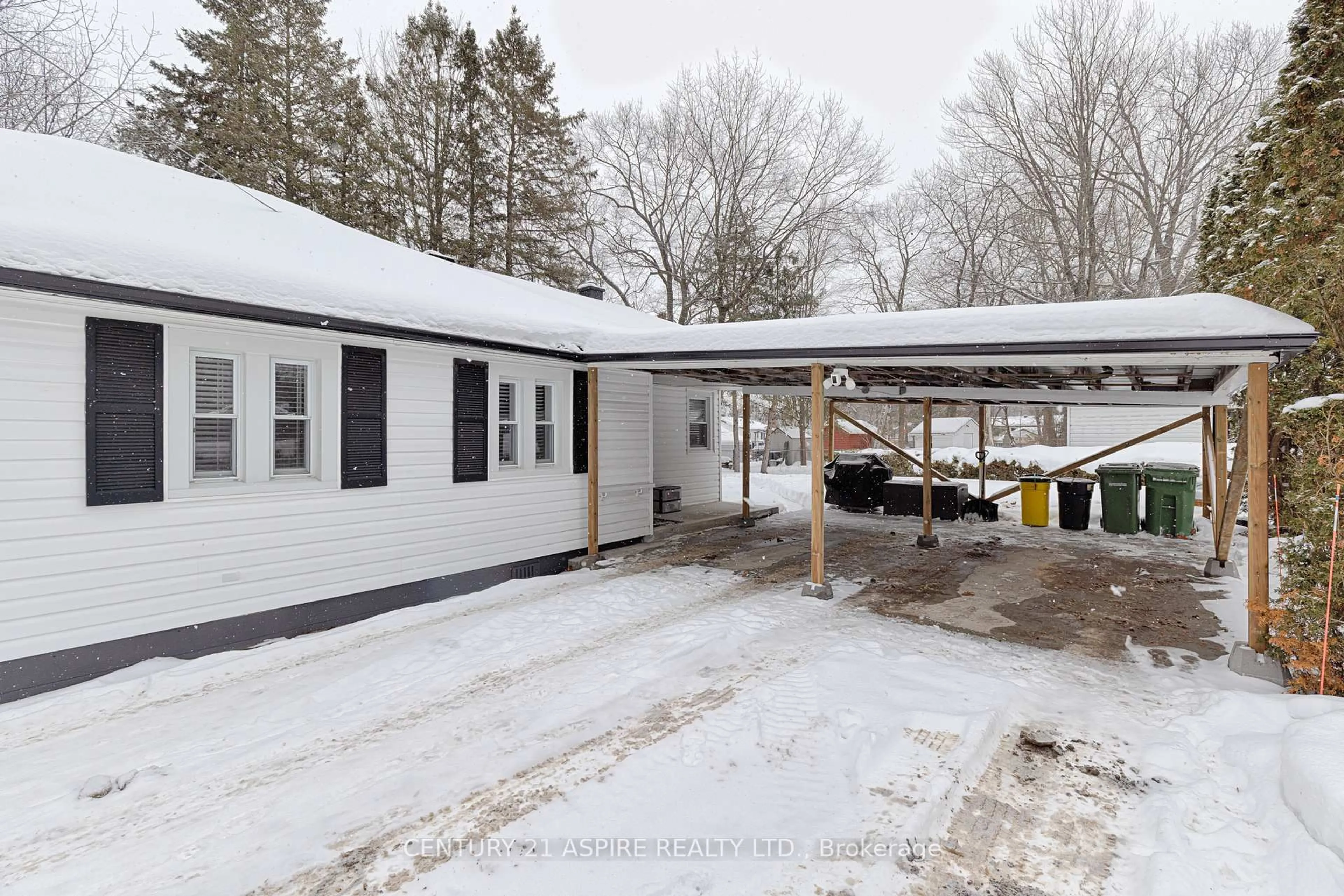 A pic from outside/outdoor area/front of a property/back of a property/a pic from drone, street for 31 East St, Petawawa Ontario K8H 2N7