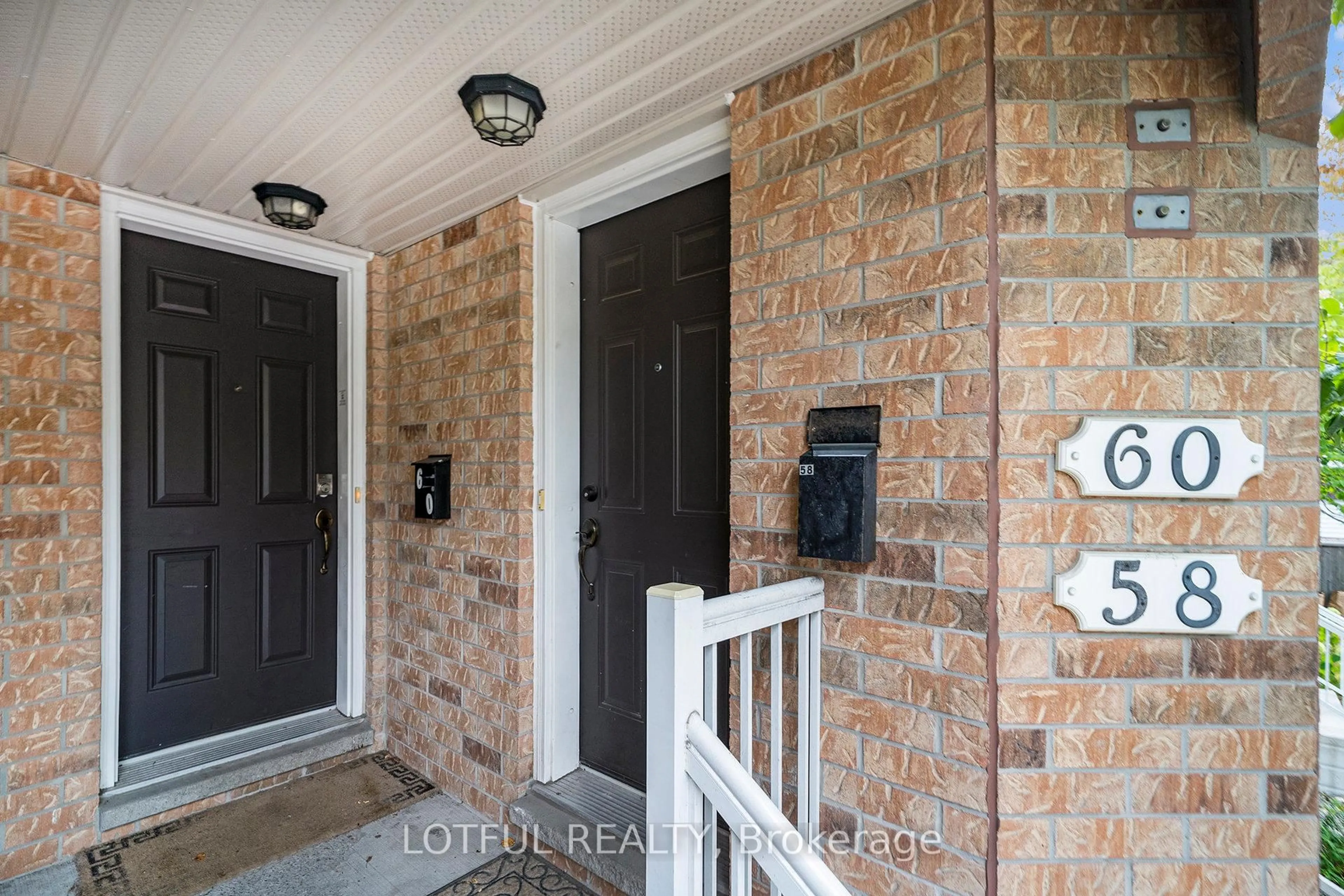 Indoor entryway for 58 Steele Park Private, Ottawa Ontario K1J 0J2