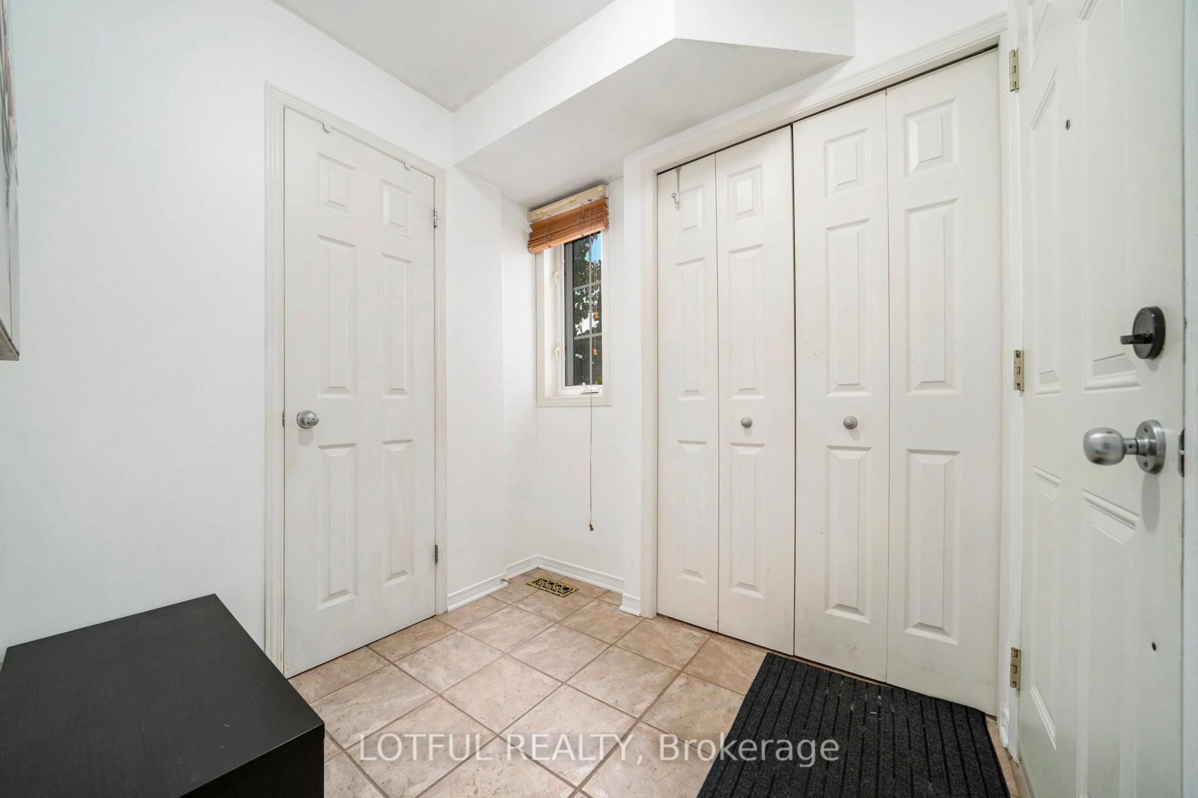 Indoor entryway for 58 Steele Park Private, Ottawa Ontario K1J 0J2