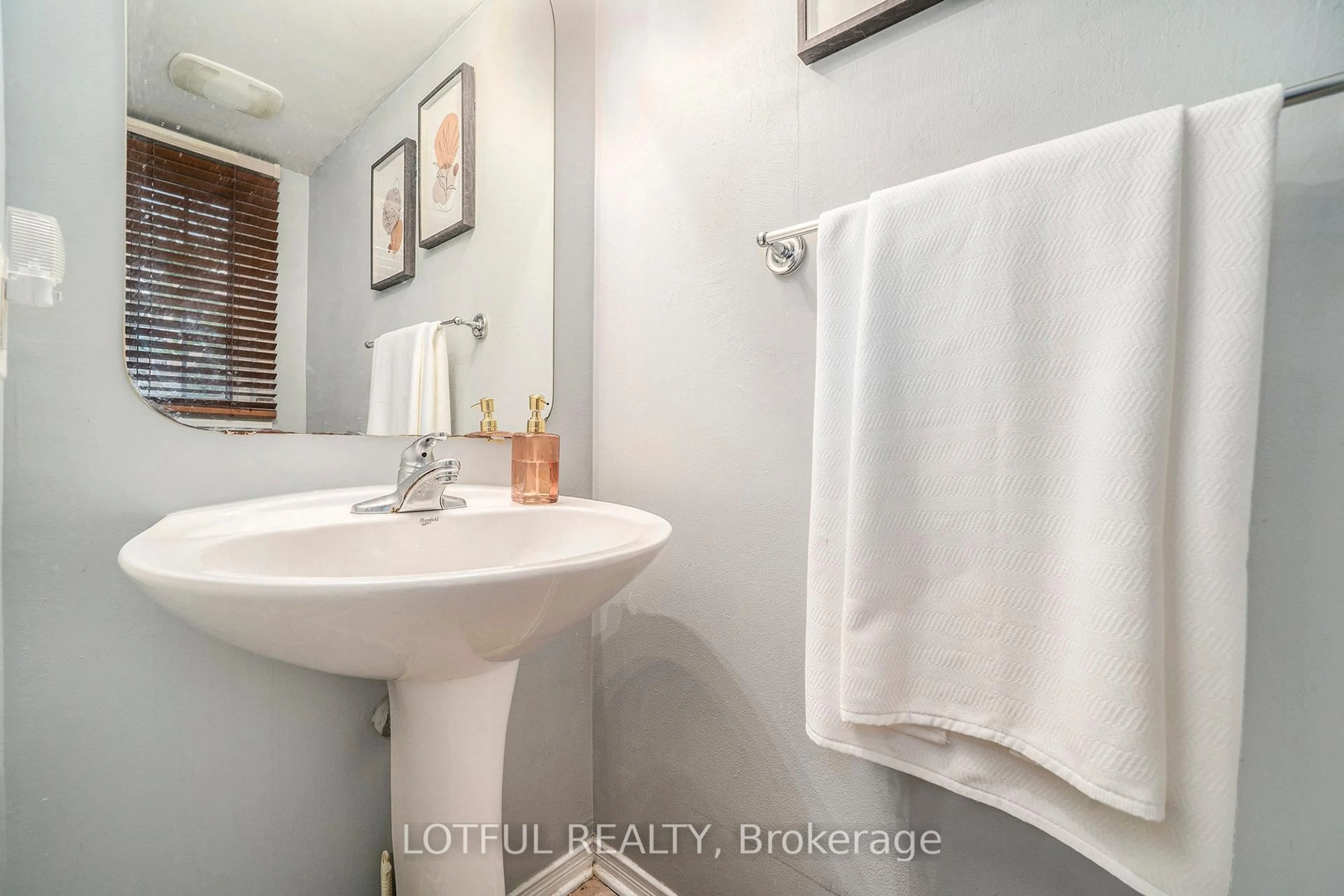 Standard bathroom, ceramic/tile floor for 58 Steele Park Private, Ottawa Ontario K1J 0J2