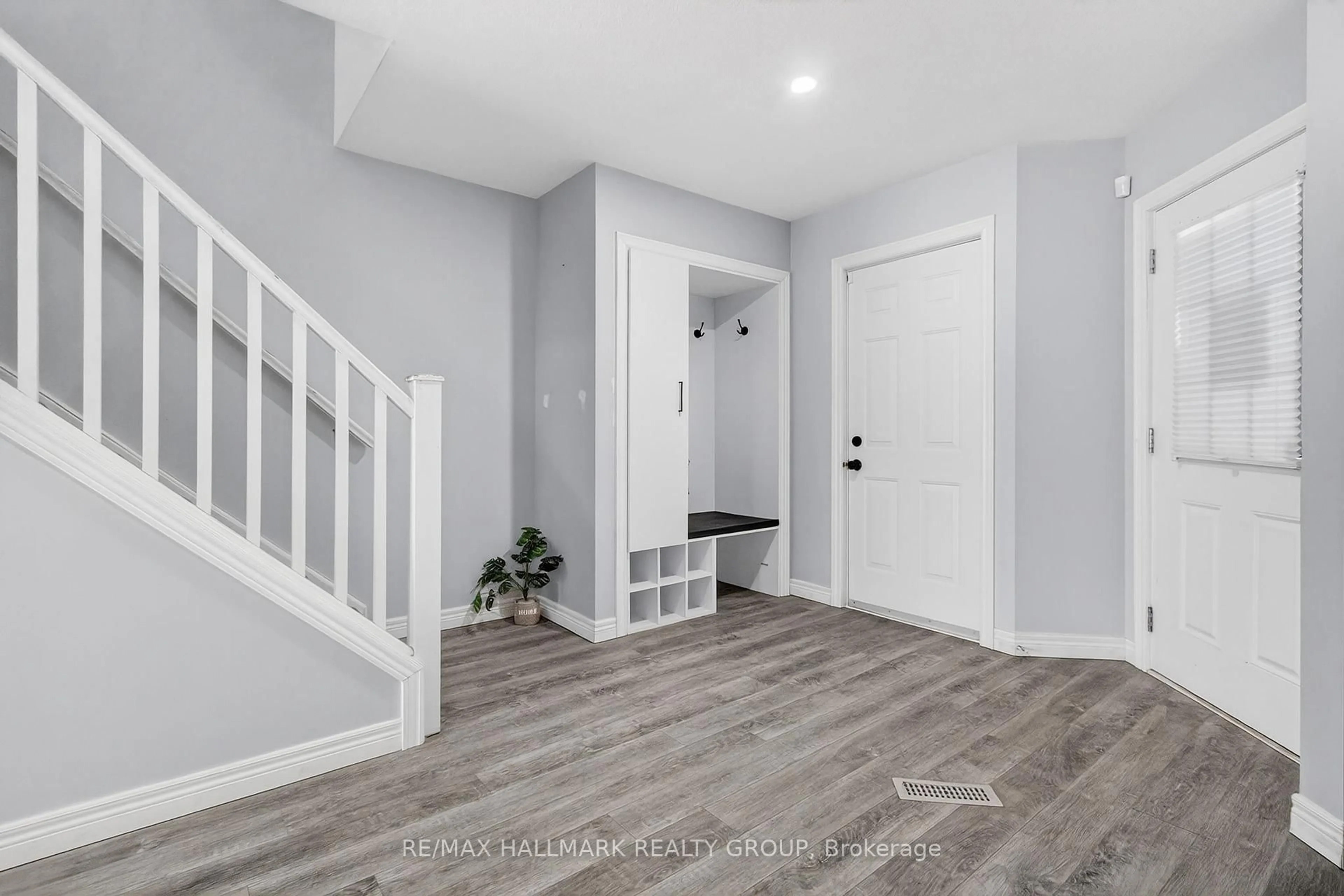 Indoor entryway for 256 Mcmahen St, London East Ontario N5Y 0A2