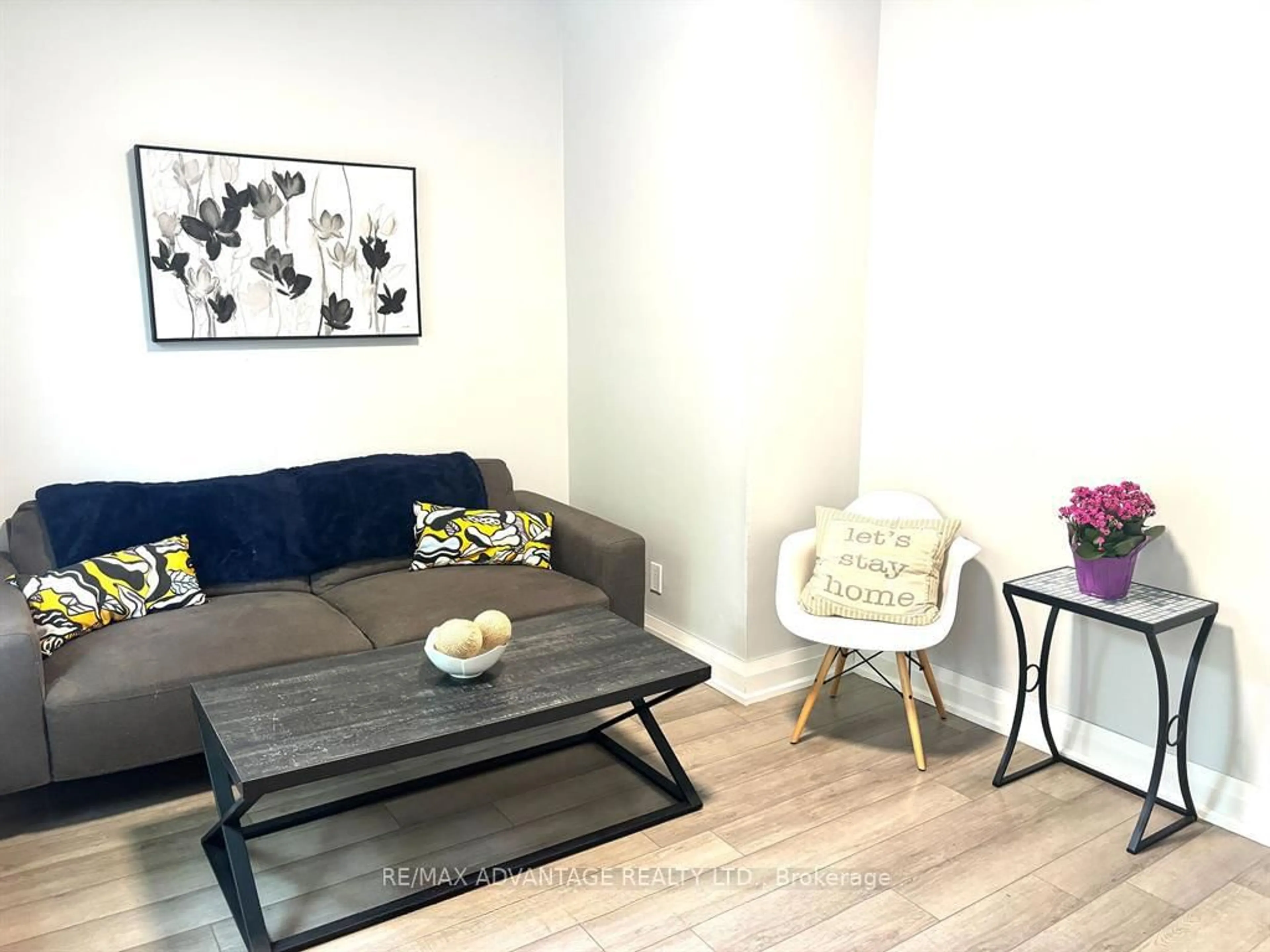 Living room with furniture, wood/laminate floor for 194 Maitland St, London East Ontario N6B 2X7