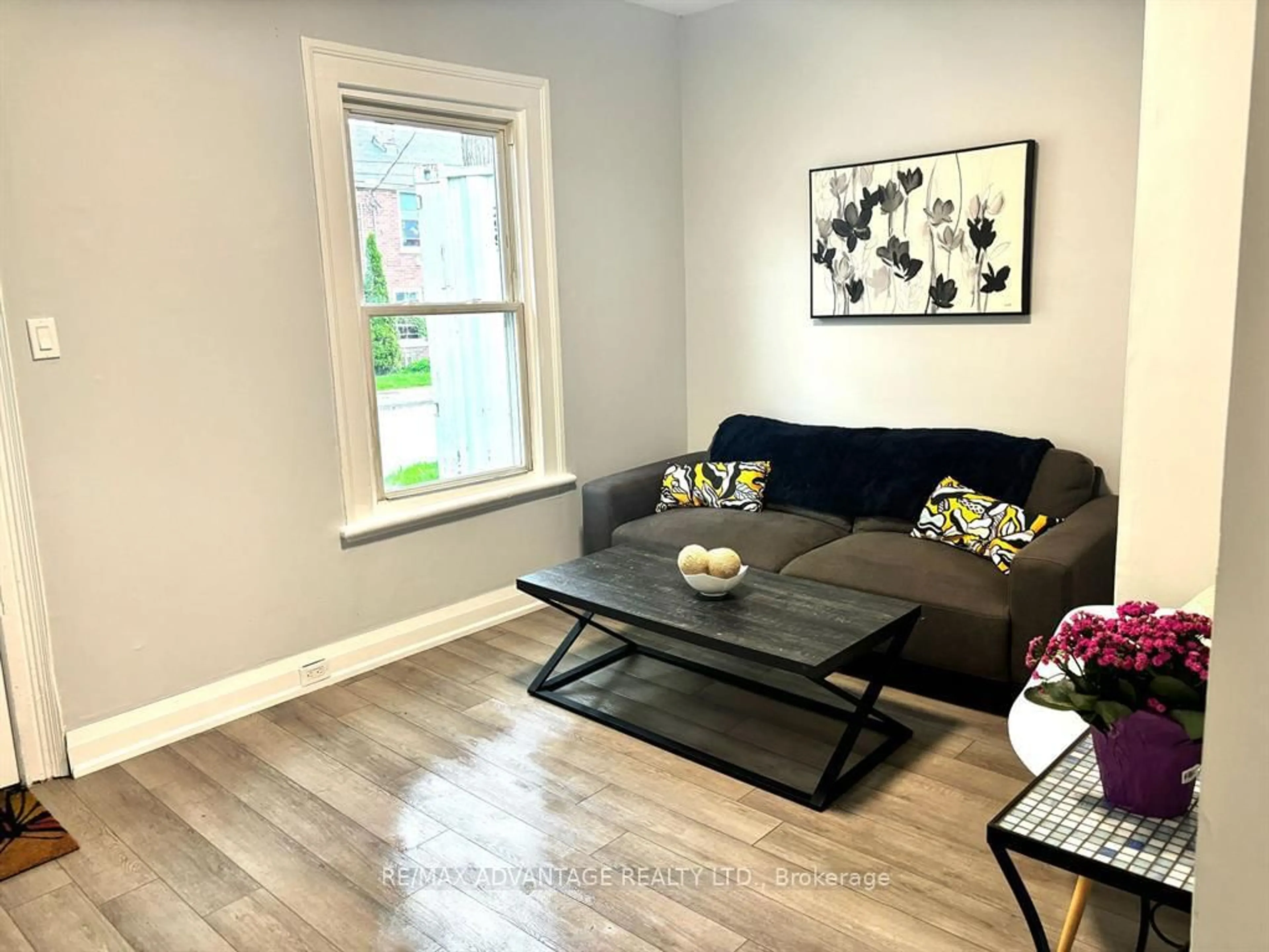 Living room with furniture, wood/laminate floor for 194 Maitland St, London East Ontario N6B 2X7
