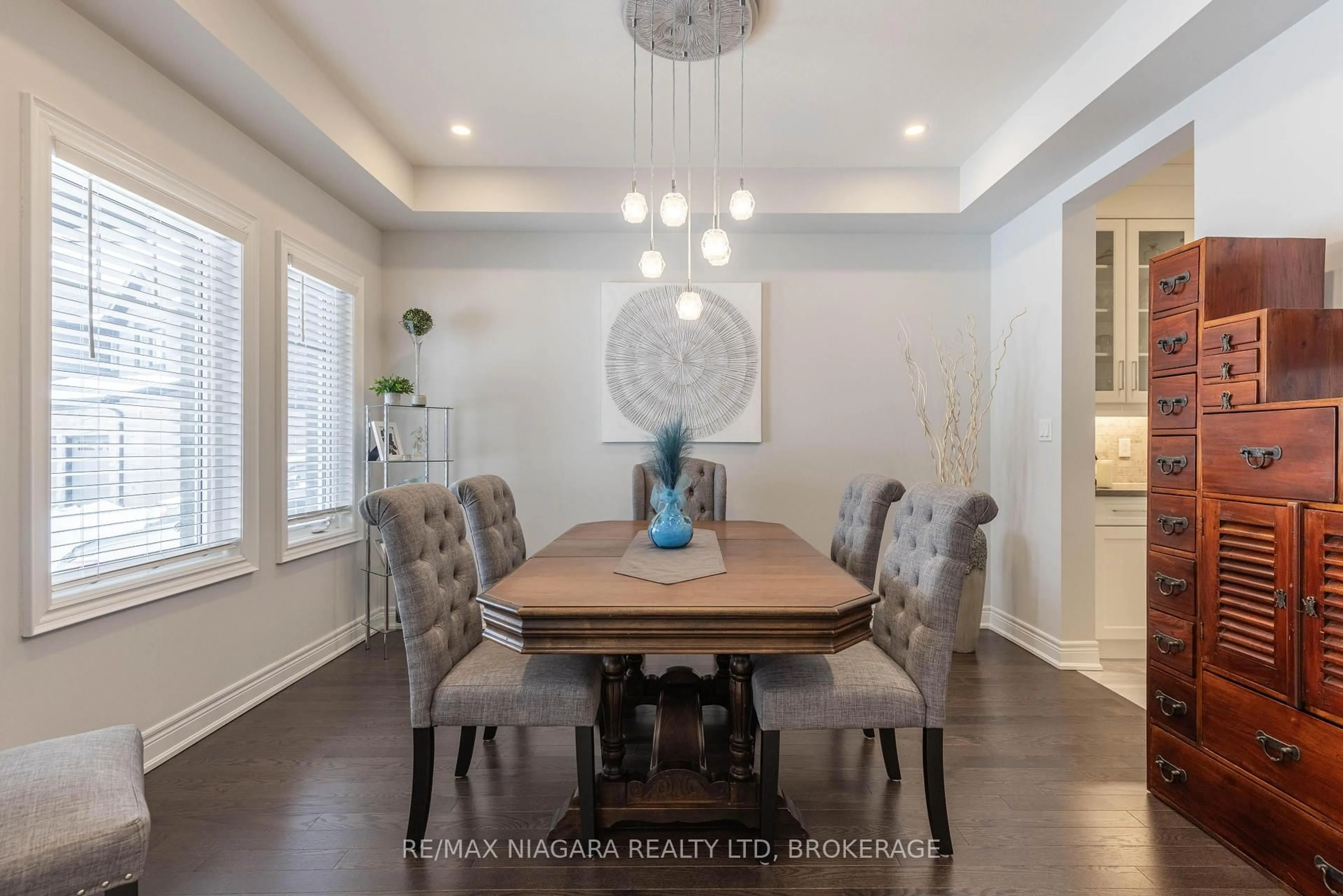 Dining room, wood/laminate floor for 3628 Allen Tr, Fort Erie Ontario L0S 1N0