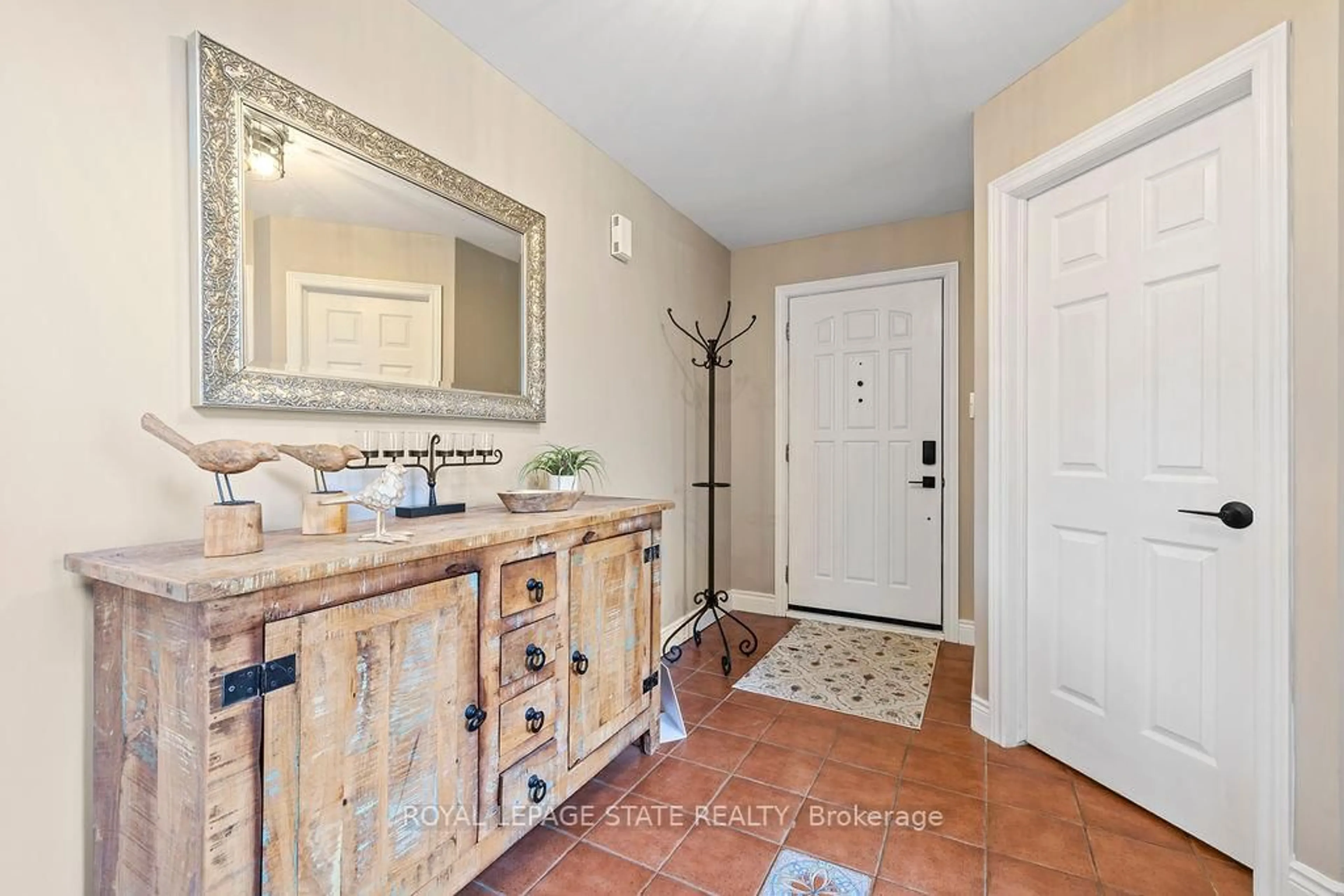 Indoor entryway for 16 Linington Tr, Hamilton Ontario L9H 7A3