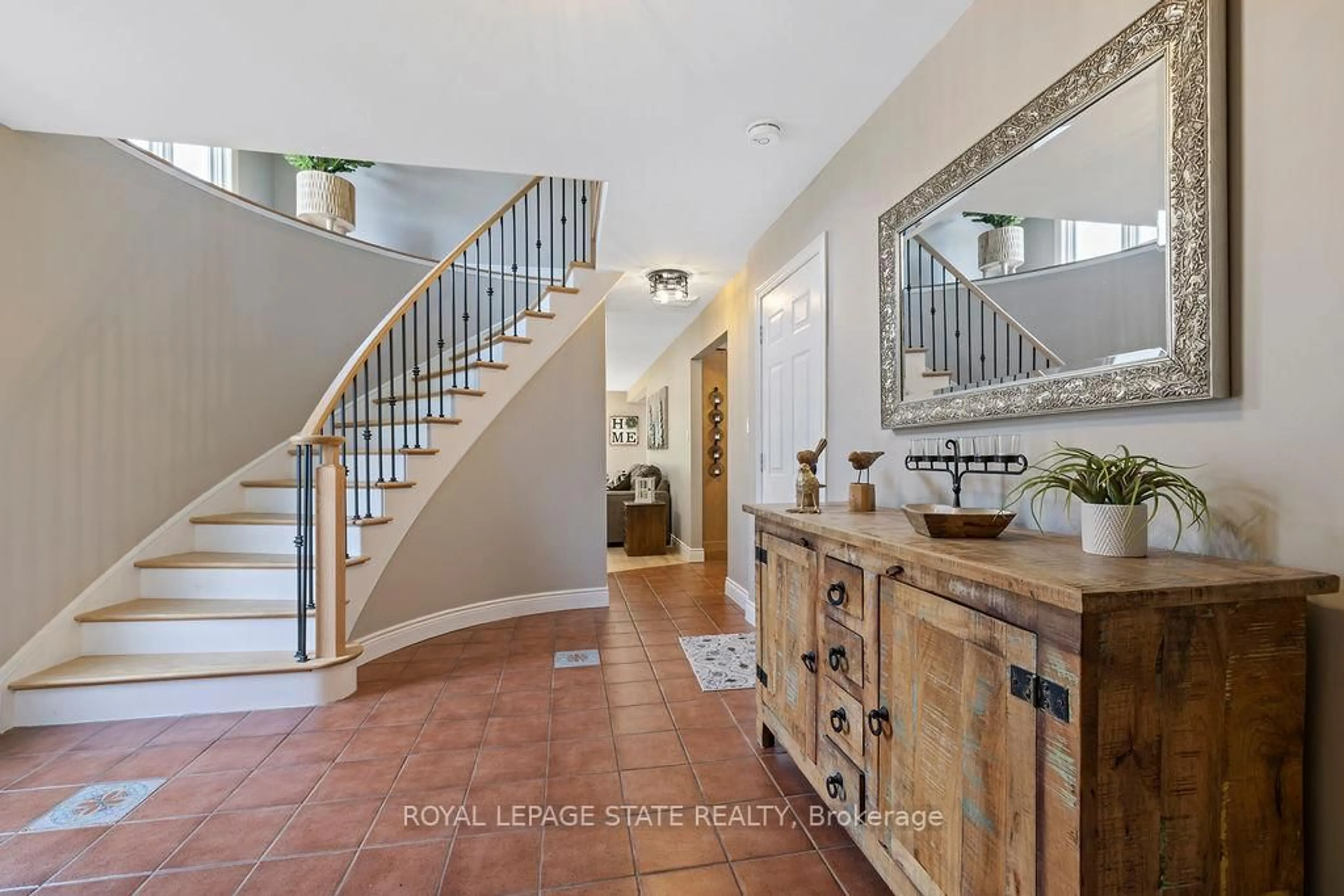 Indoor entryway for 16 Linington Tr, Hamilton Ontario L9H 7A3