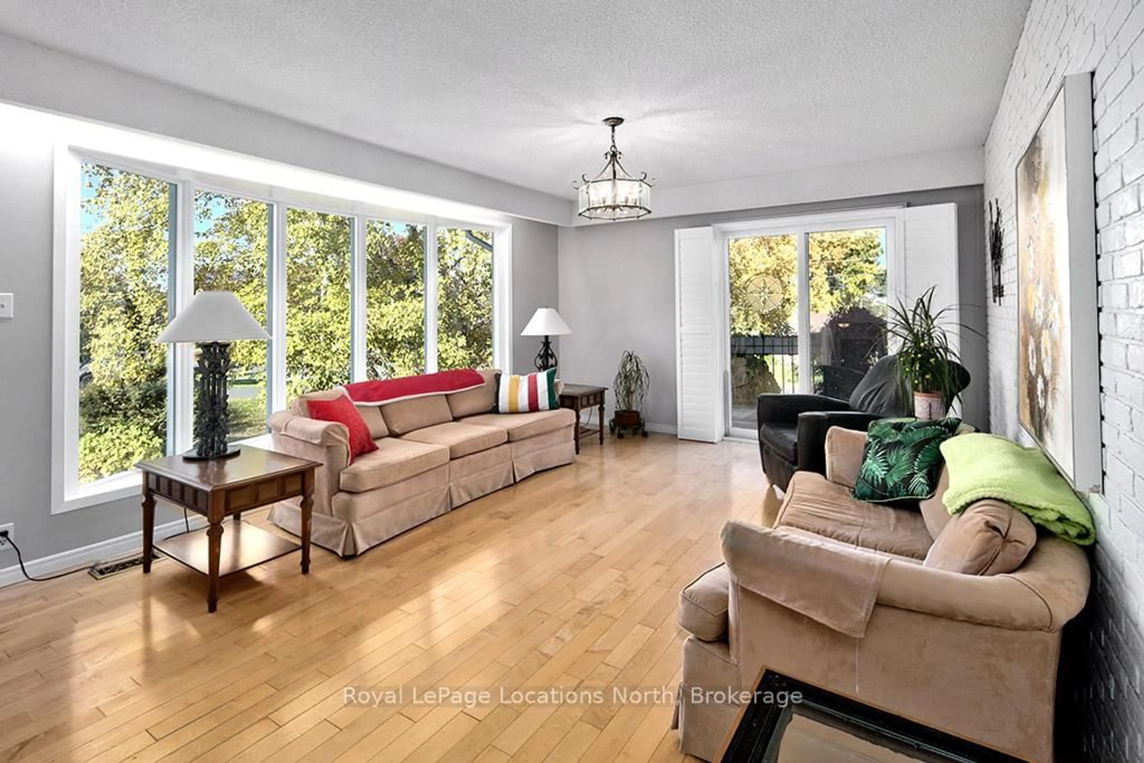 Living room with furniture, unknown for 15 Wellington St, Blue Mountains Ontario N0H 2P0