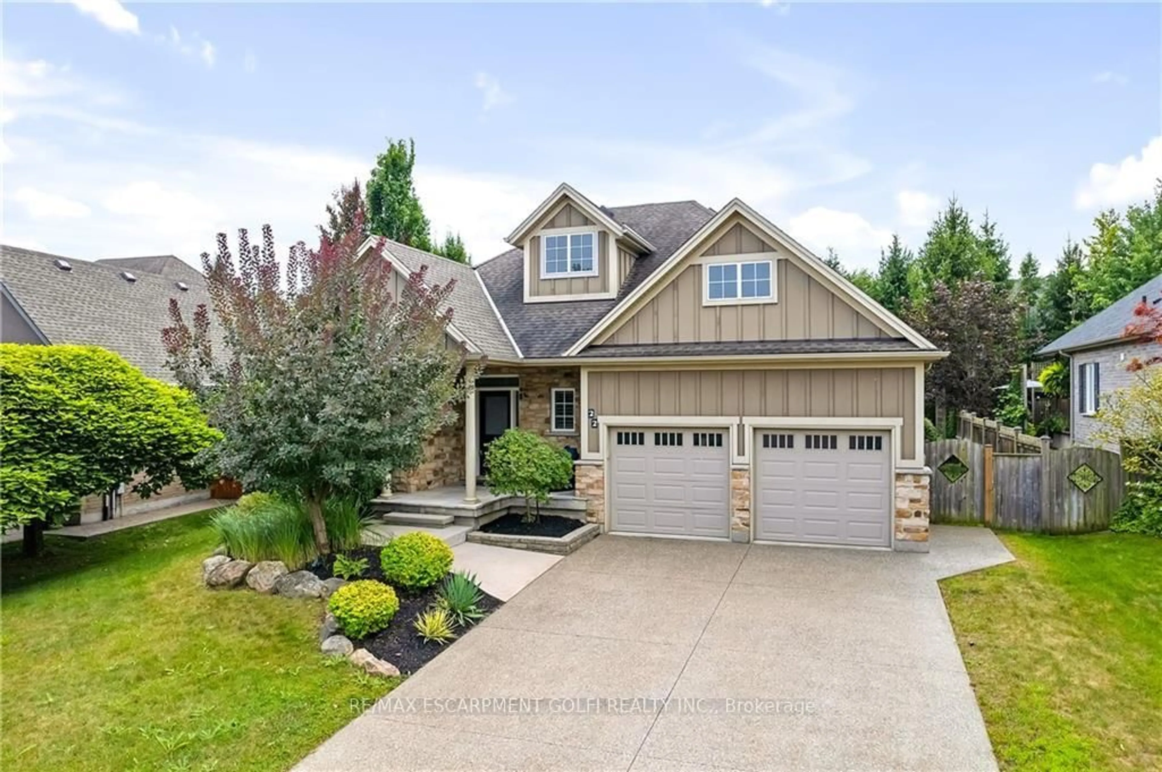 Home with vinyl exterior material, street for 22 Creekside Dr, Niagara-on-the-Lake Ontario L0S 1J0