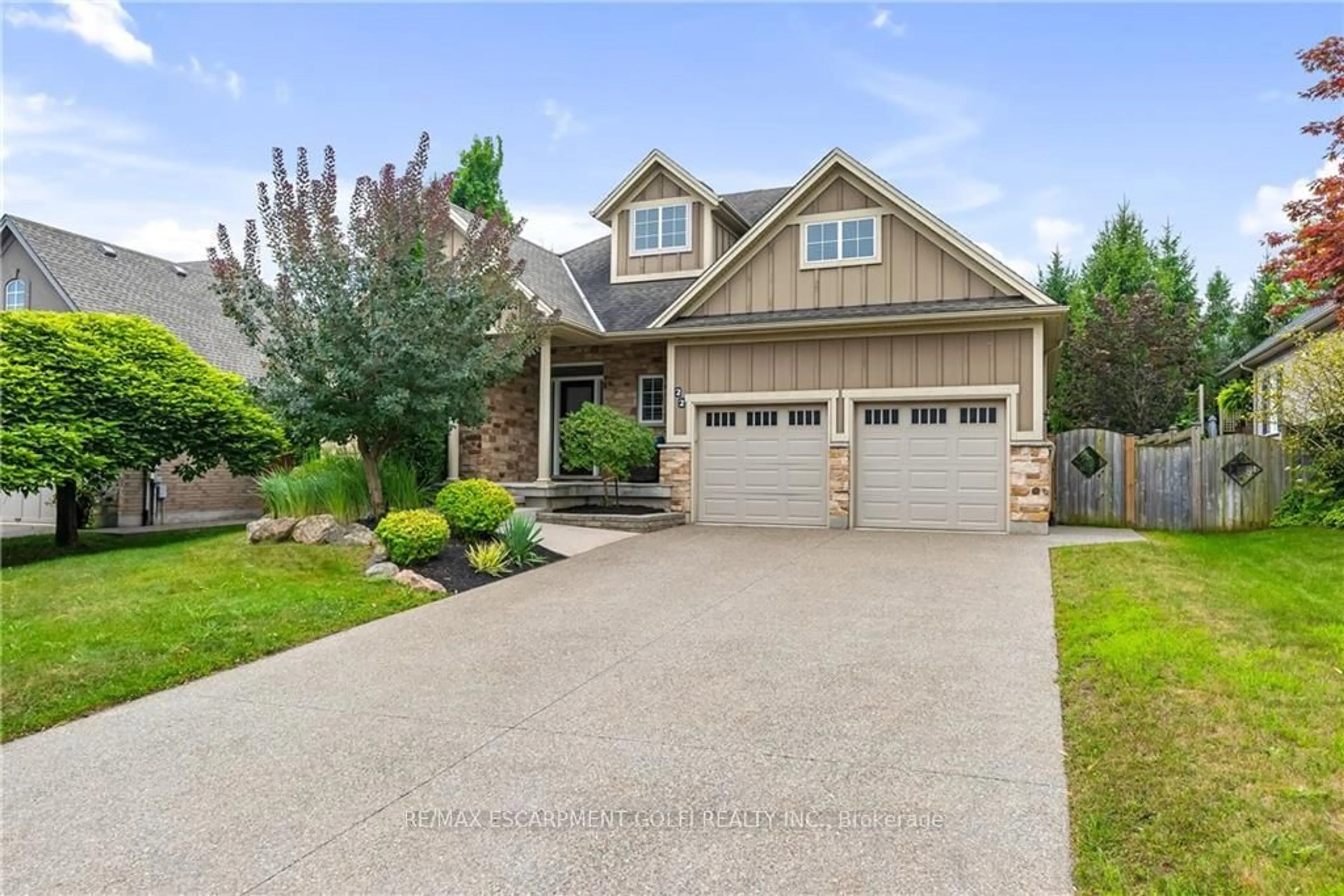 Home with vinyl exterior material, street for 22 Creekside Dr, Niagara-on-the-Lake Ontario L0S 1J0