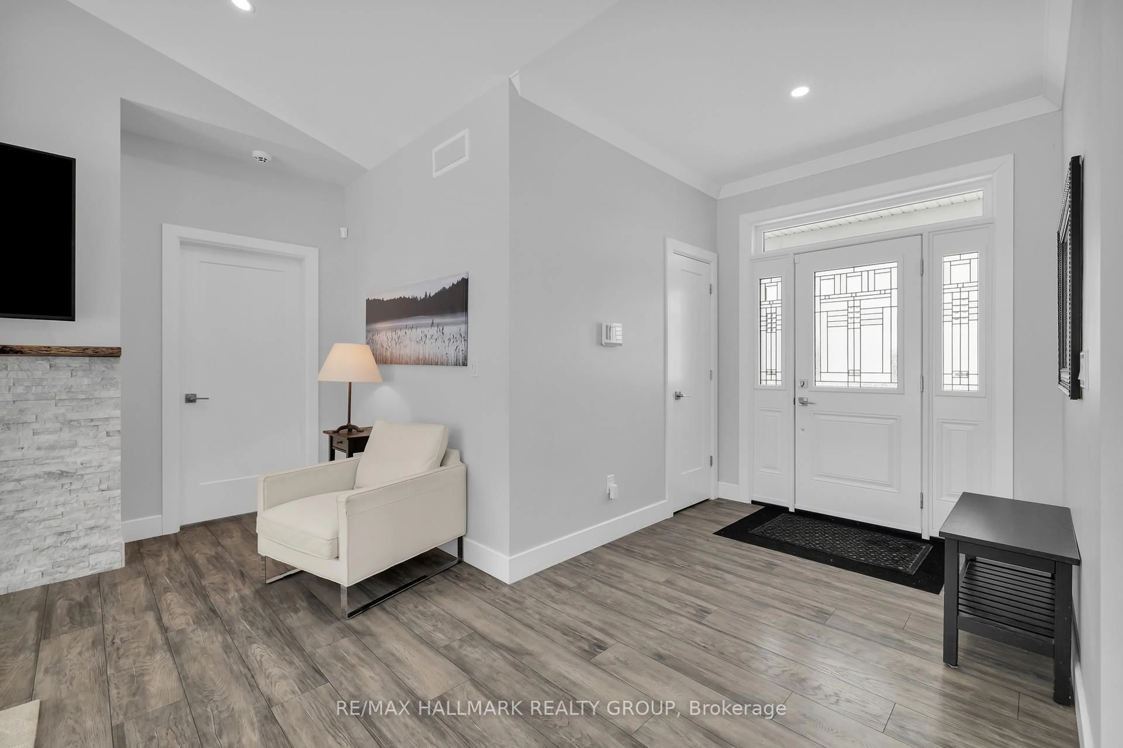 Indoor entryway for 1077 SHEARER Dr, Brockville Ontario K6V 7K1