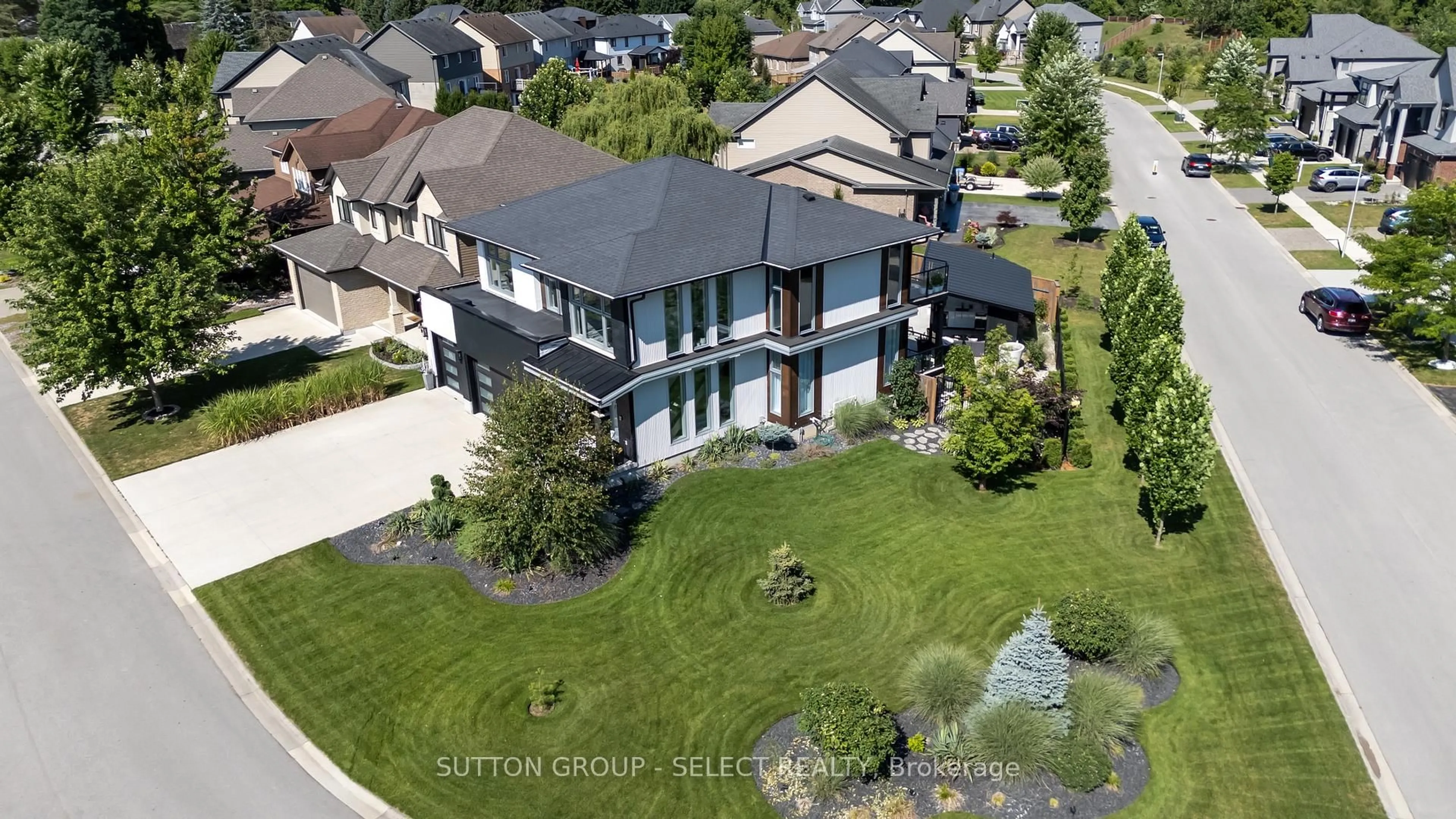 A pic from outside/outdoor area/front of a property/back of a property/a pic from drone, street for 7 Valleyview Cres, Middlesex Centre Ontario N0L 1R0