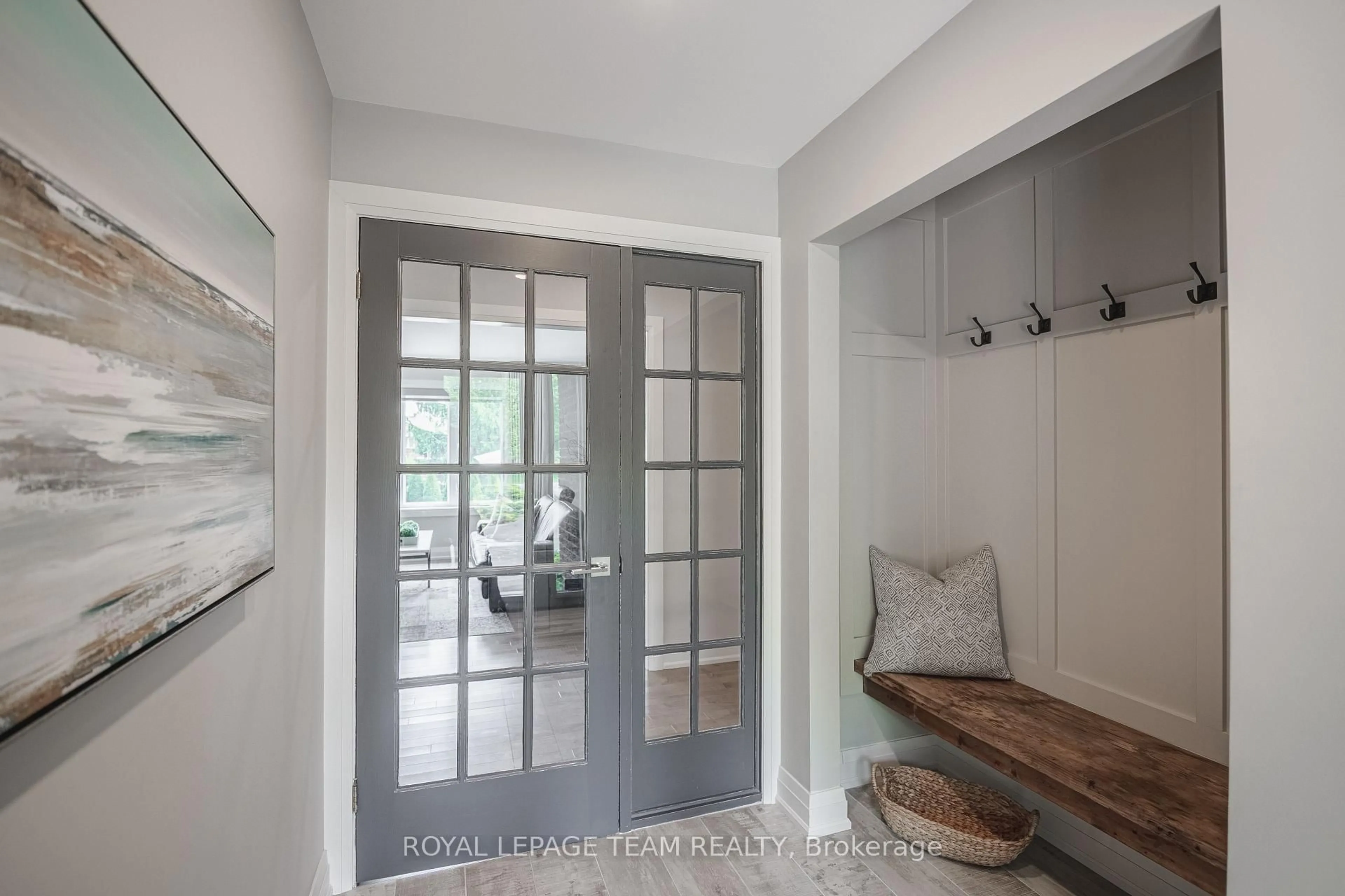 Indoor entryway for 1085 Lena Ave, Manotick Ontario K4M 1E7