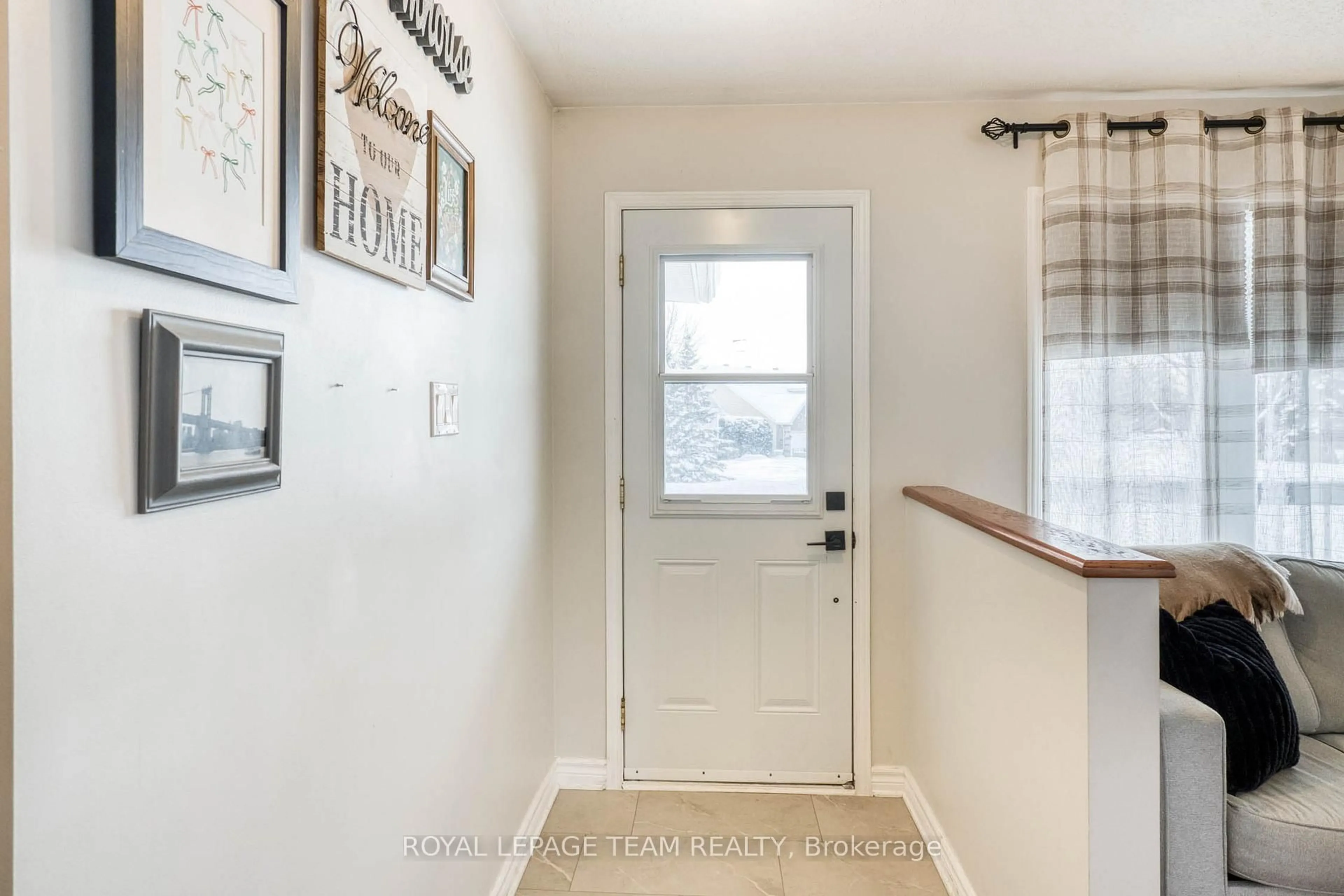 Indoor entryway for 55 Gale St, Almonte Ontario K0A 1A0
